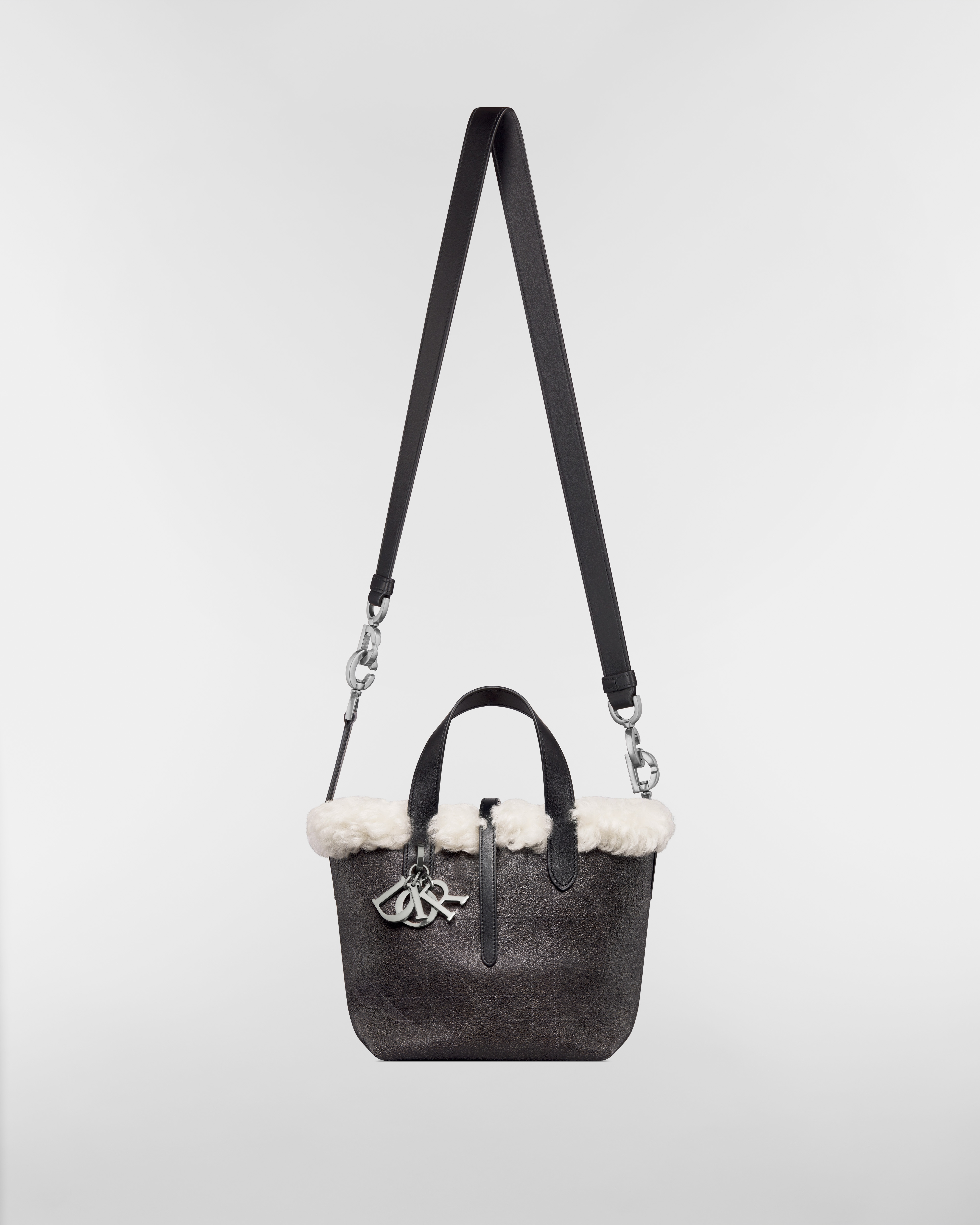 DiorAlps 小号 Dior Toujours 竖版手袋 煤灰色做旧效果羊皮革超大藤格纹和米白色美利奴绵羊毛 E07