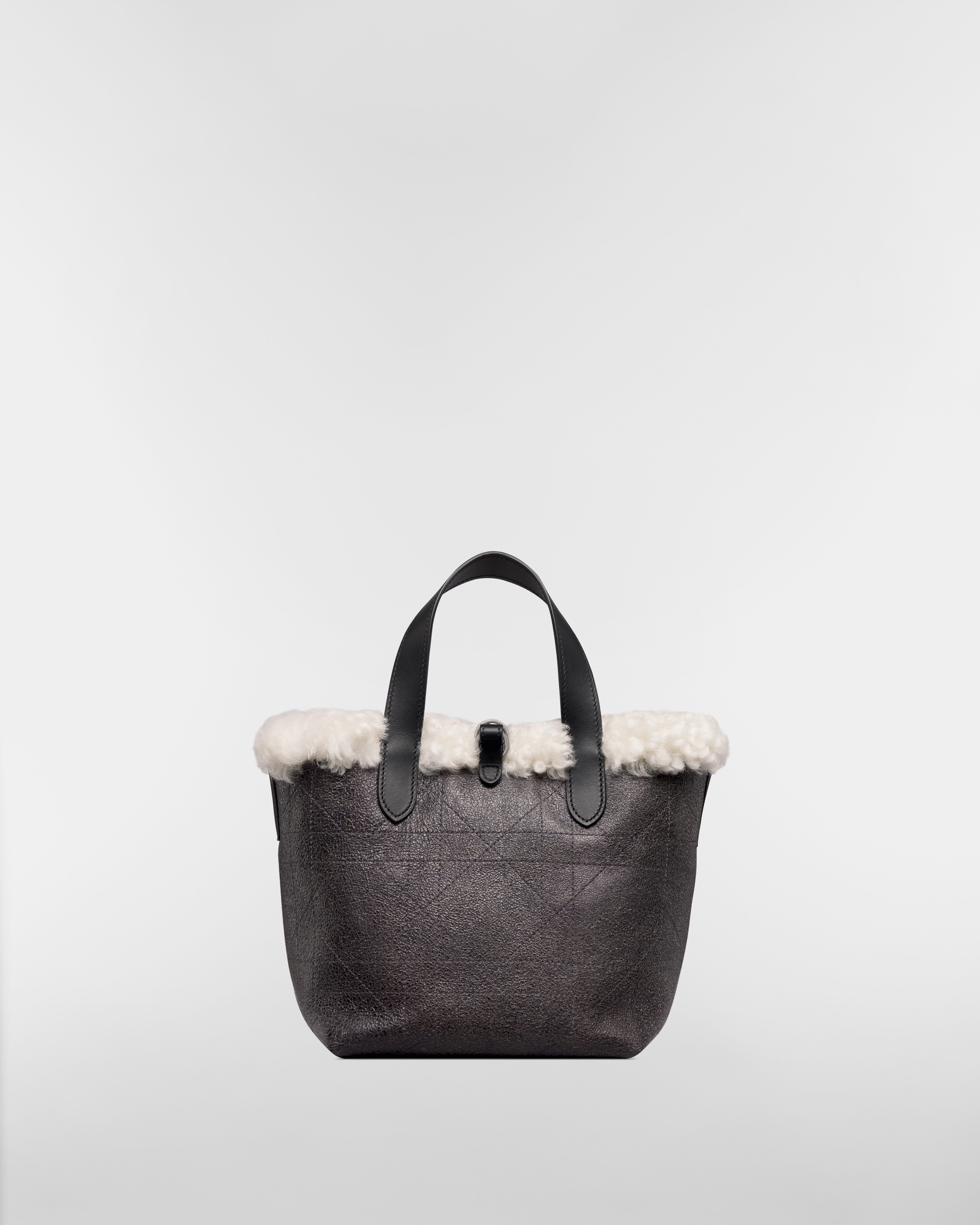 DiorAlps 小号 Dior Toujours 竖版手袋 煤灰色做旧效果羊皮革超大藤格纹和米白色美利奴绵羊毛 E08