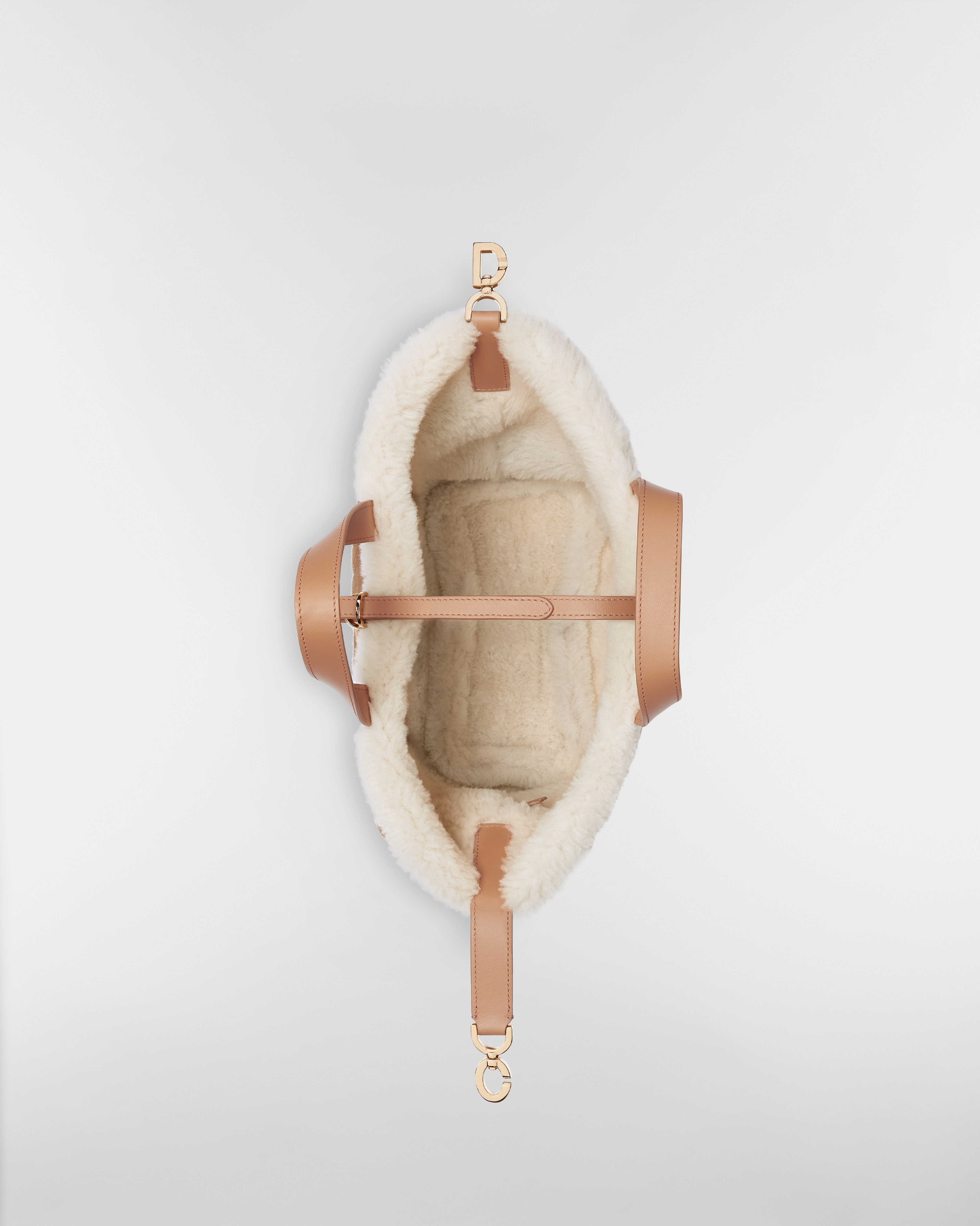 中号 DiorAlps Dior Toujours 竖版手袋 米色绒面牛皮革和米白色美利奴绵羊毛超大藤格纹 E06