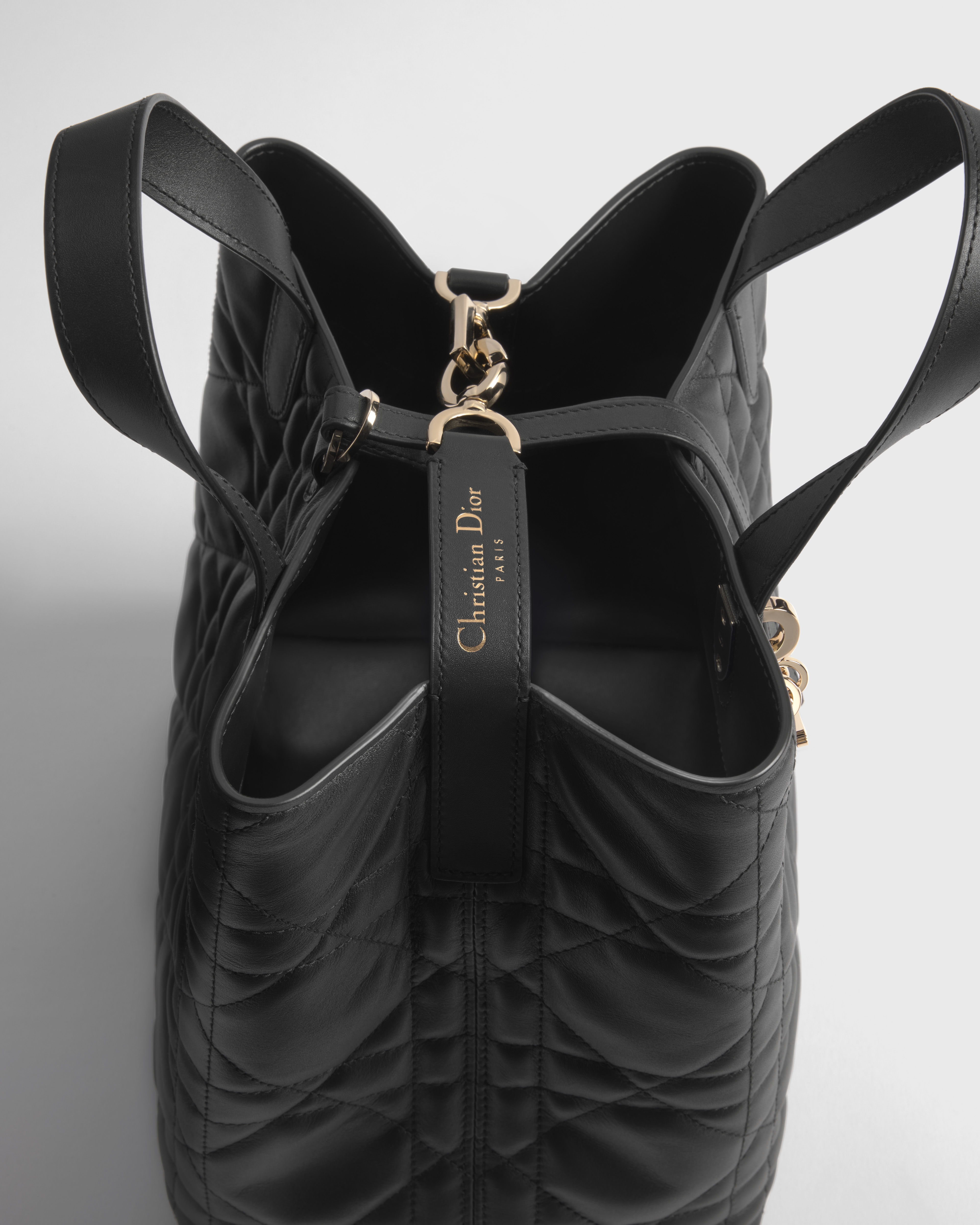 中号 Dior Toujours 竖版手袋 黑色牛皮革超大藤格纹 E06