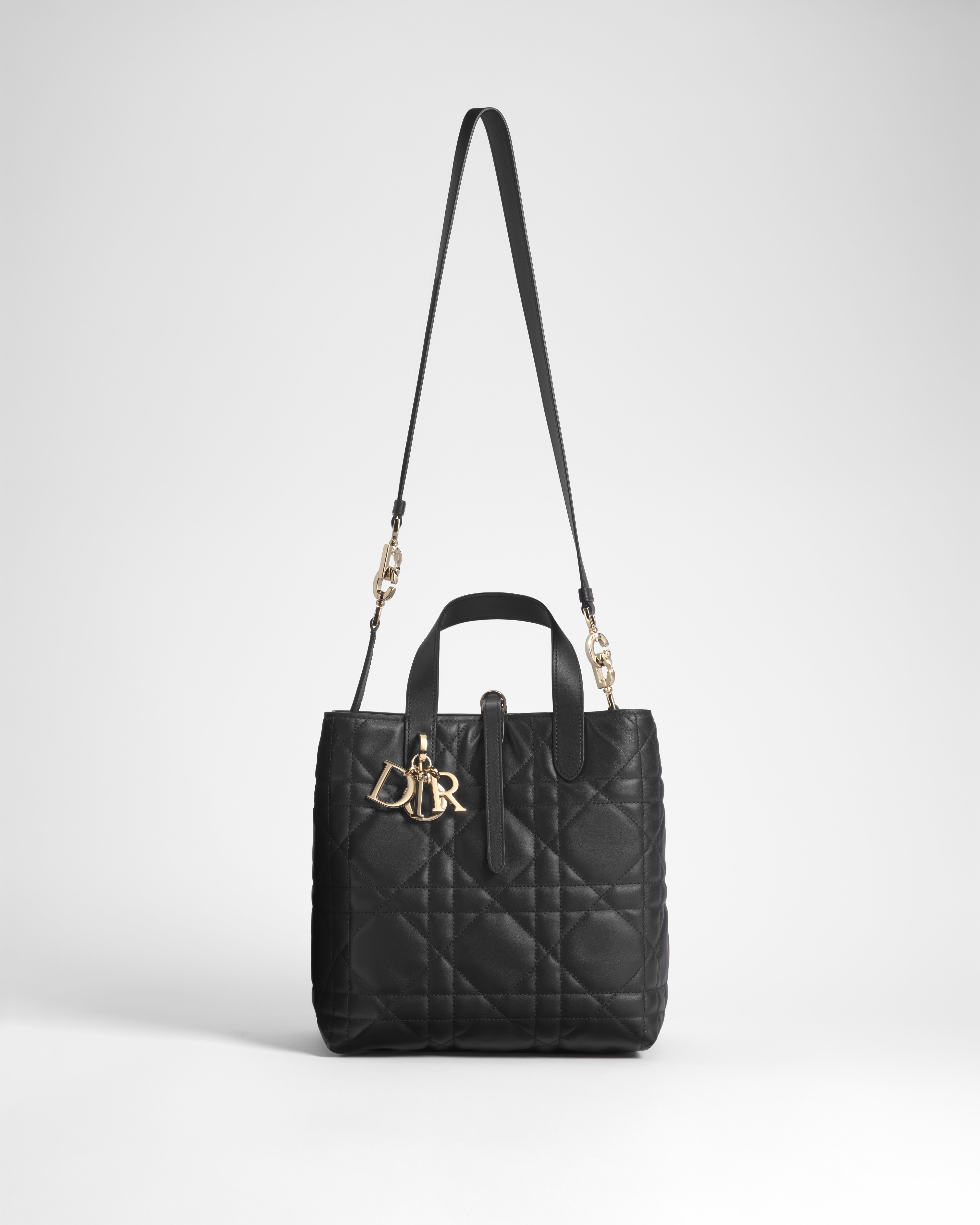 中号 Dior Toujours 竖版手袋 黑色牛皮革超大藤格纹 E07