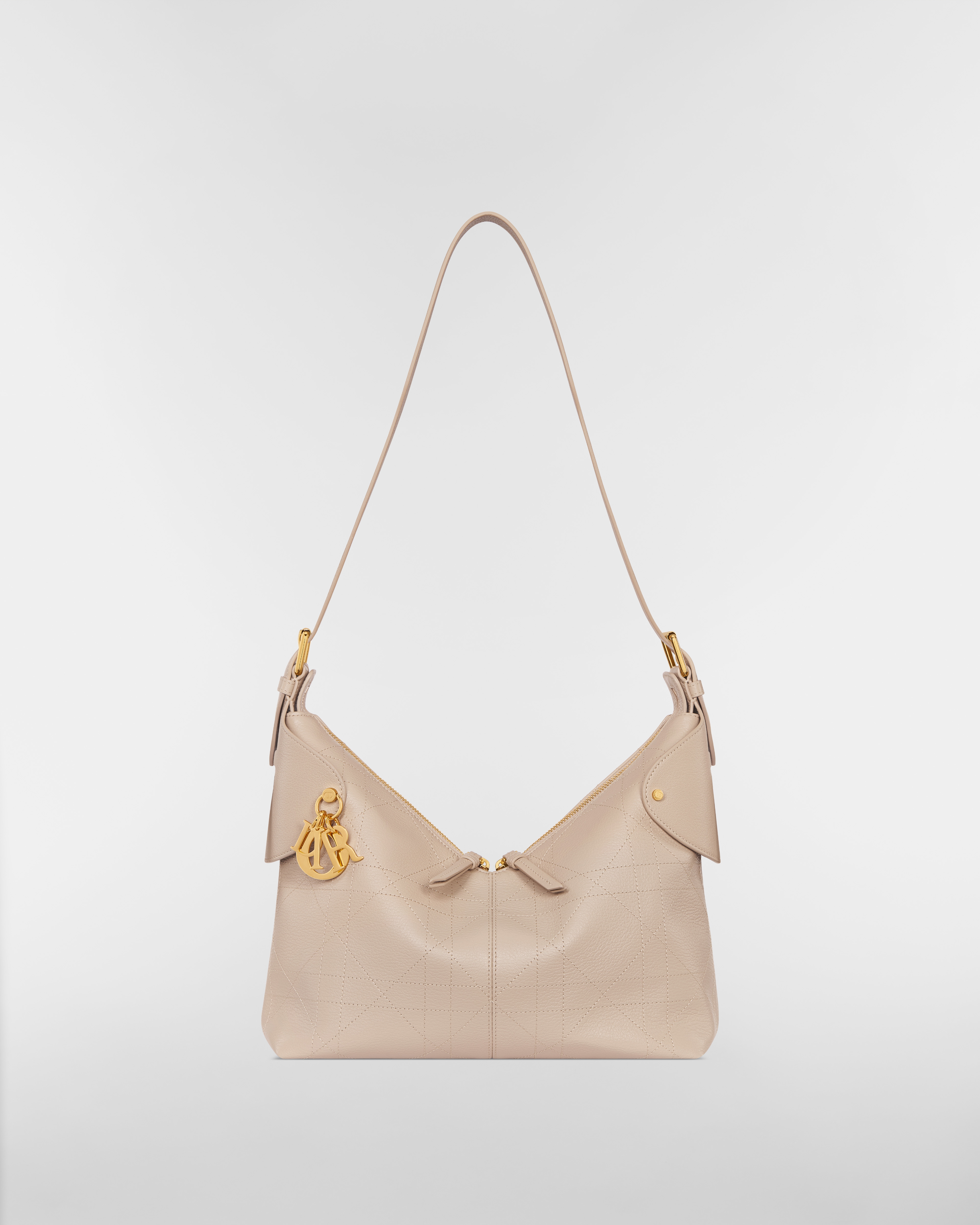 中号 Dior Voyage 手袋 胭脂米色粒面牛皮革扁平超大藤格纹 E07