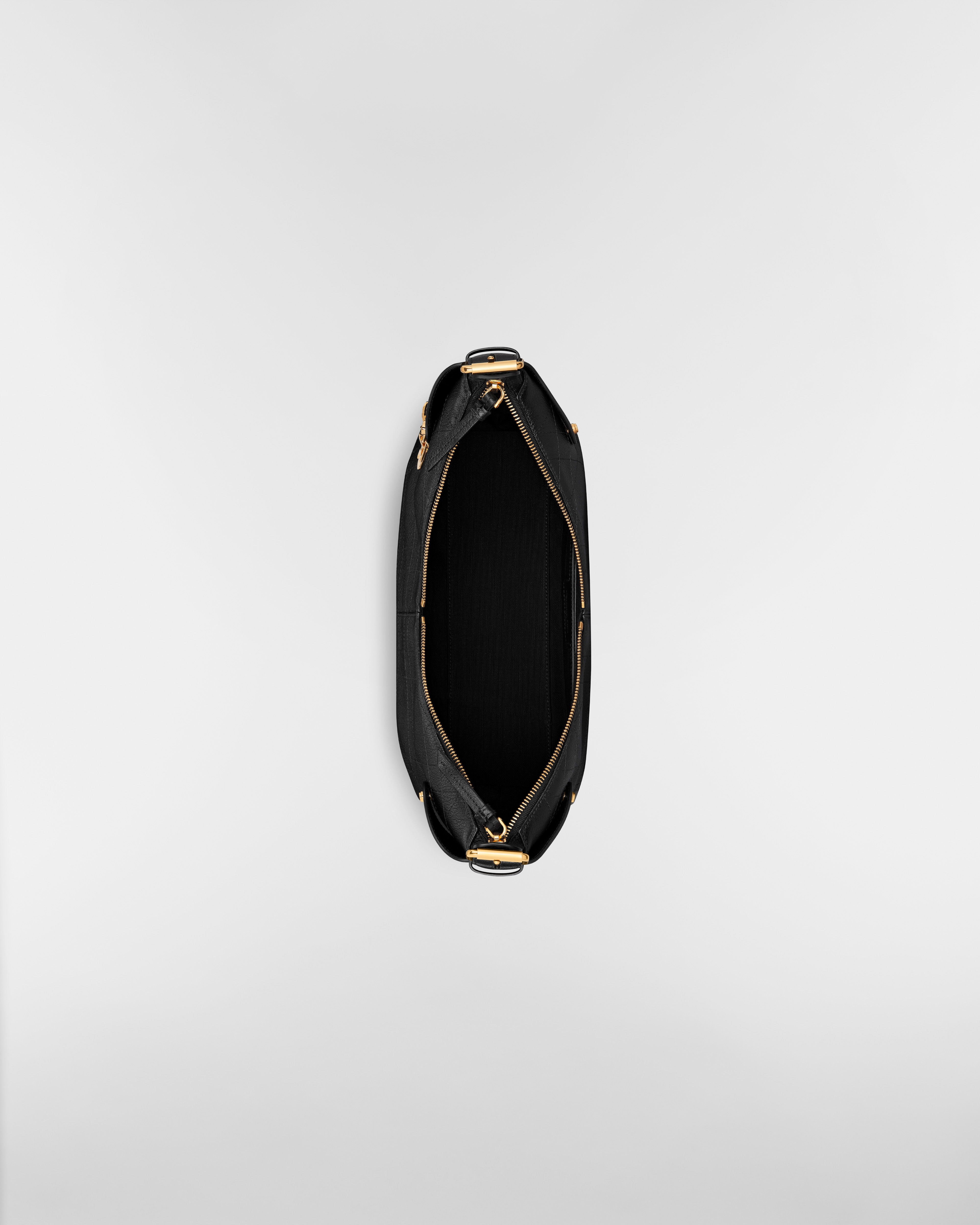 中号 Dior Voyage 手袋 黑色粒面牛皮革扁平超大藤格纹 E06