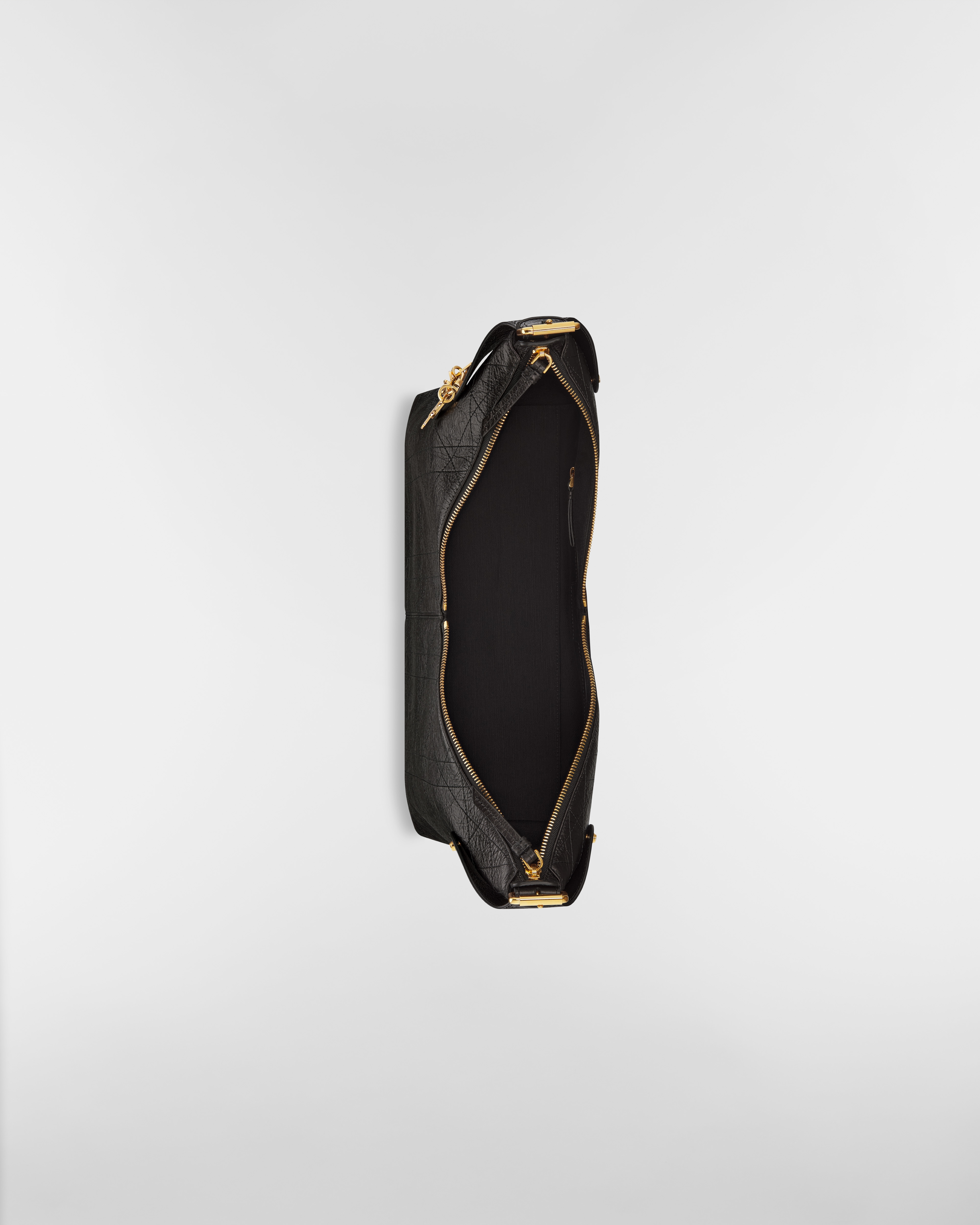 大号 Dior Voyage 手袋 黑色褶皱牛皮革扁平超大藤格纹 E06