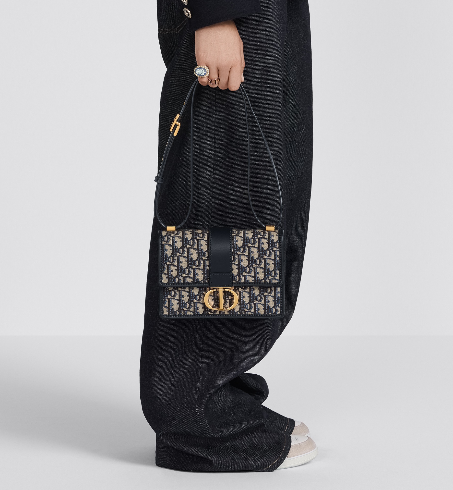 小号 30 Montaigne 手袋 黑色牛皮革 E12