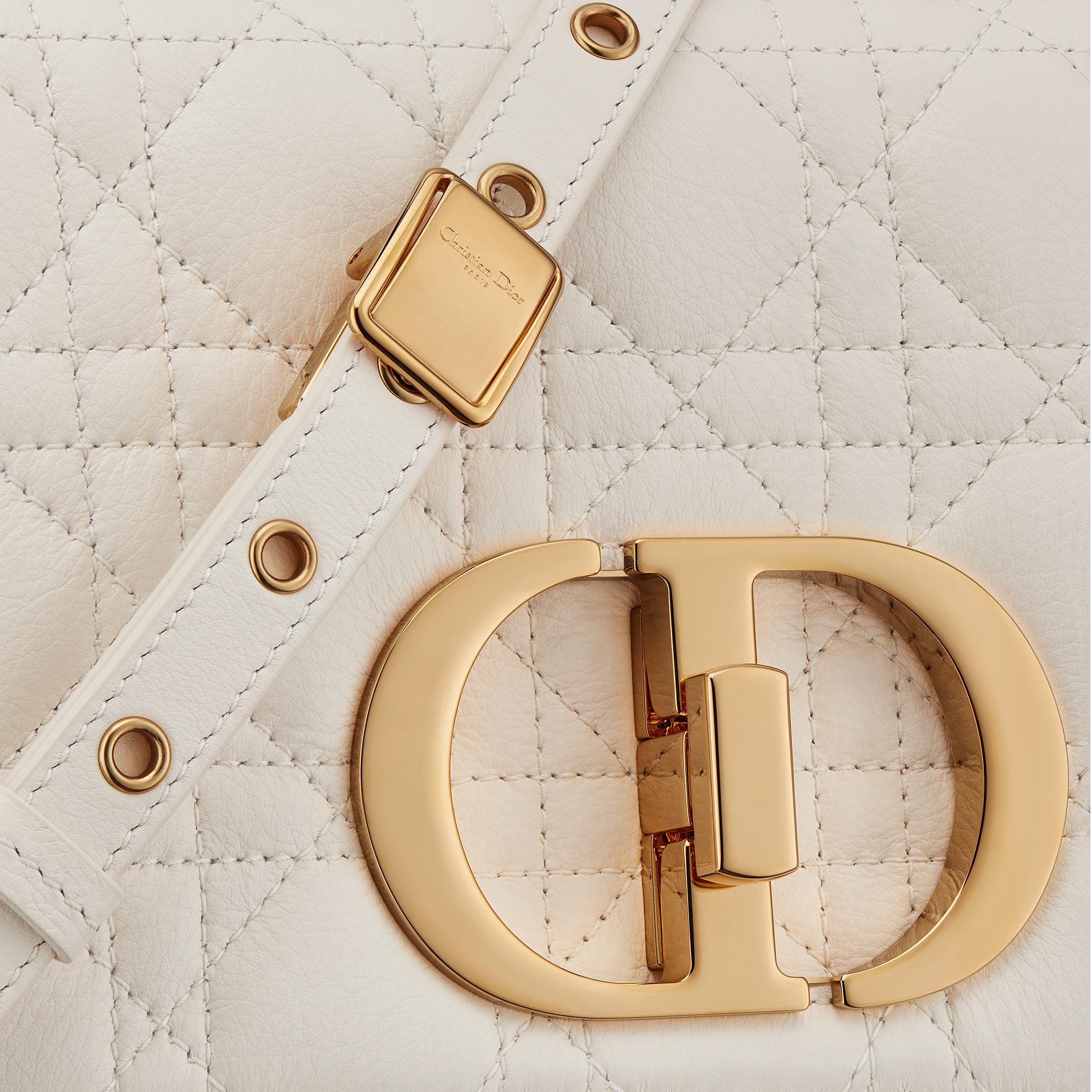 小号 Dior Caro 手袋 象牙色柔软牛皮革藤格纹 E09