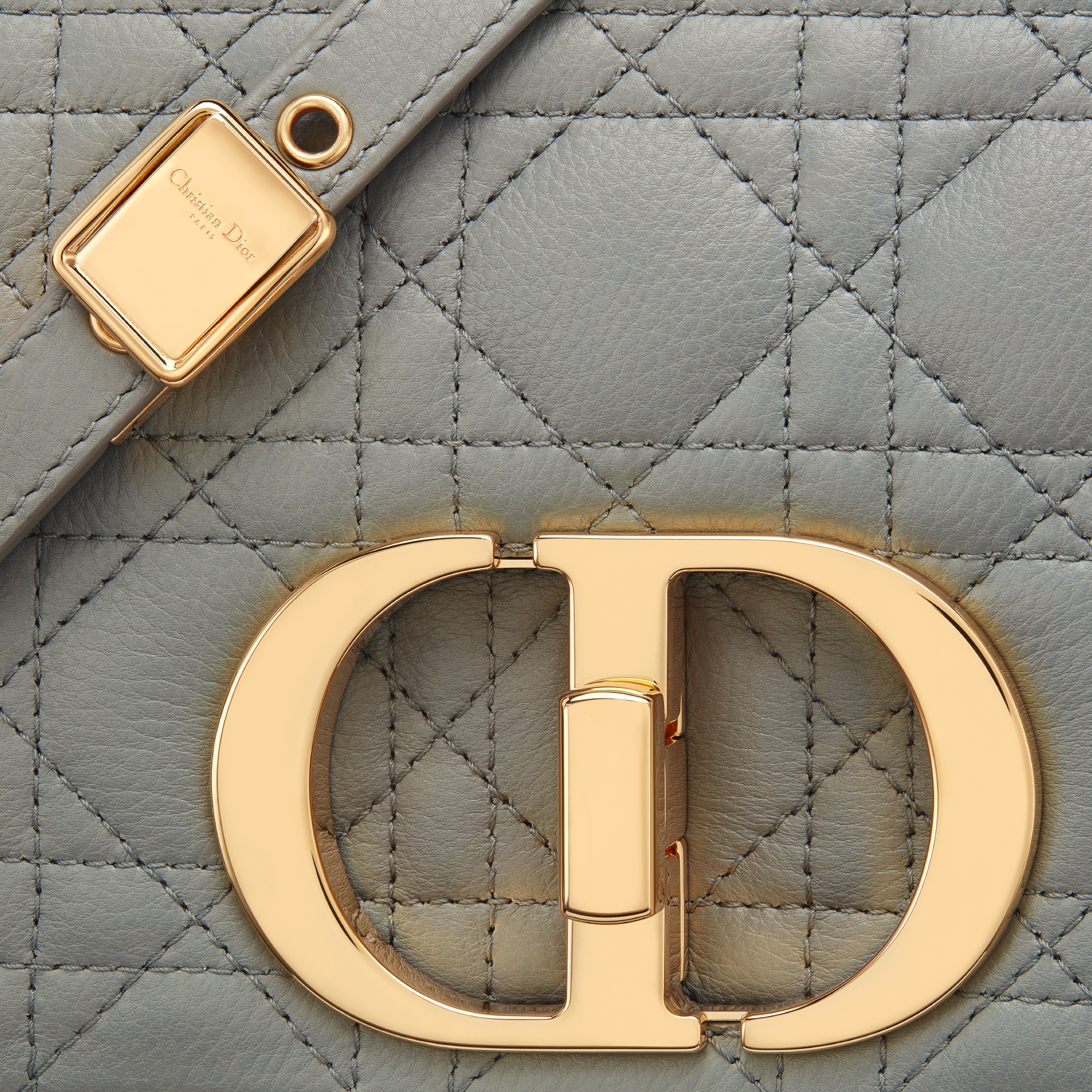 中号 Dior Caro 手袋 岩石灰色柔软牛皮革藤格纹 E09