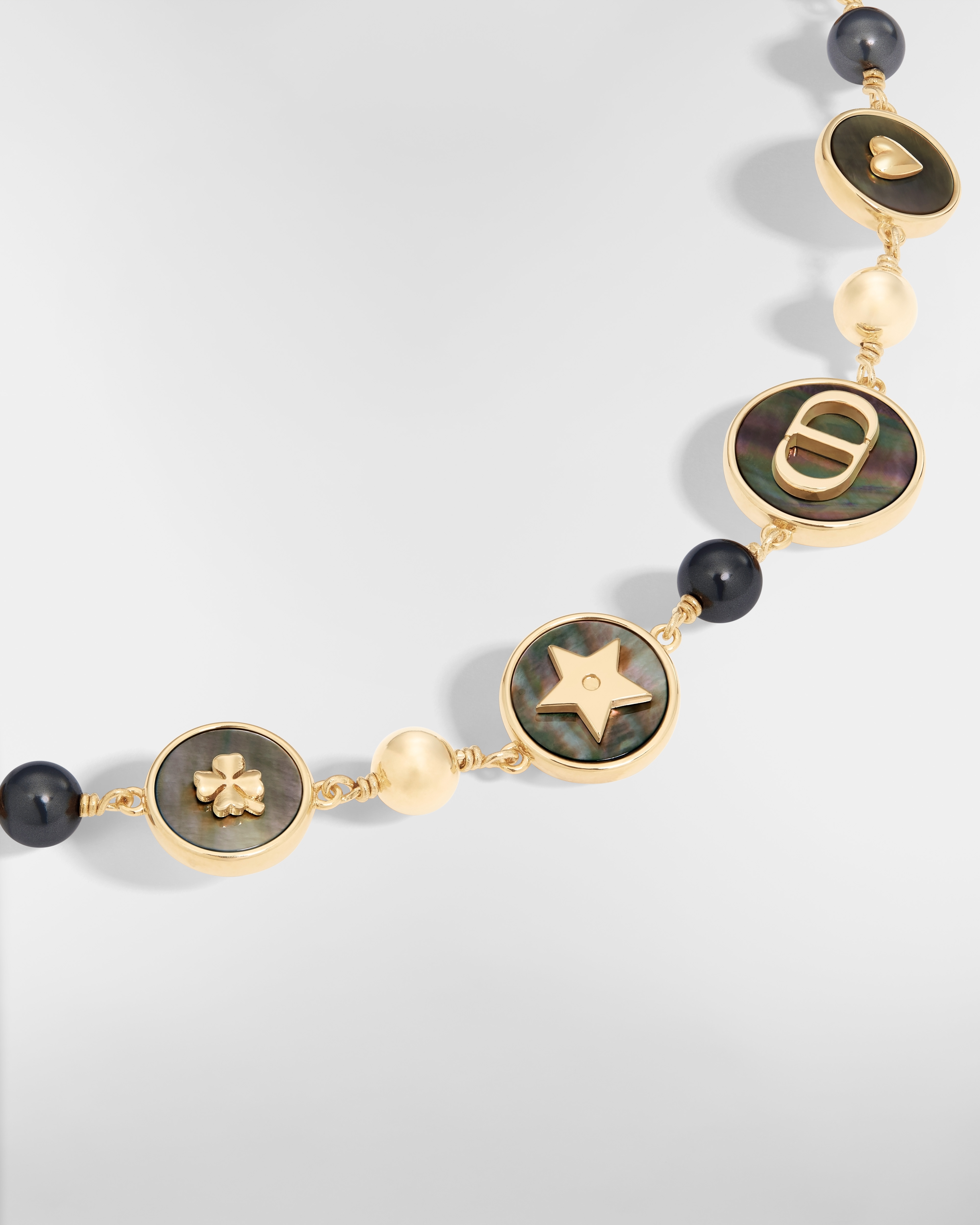 D-Luck 短款项链 金色饰面金属搭配白色和深灰色树脂珠饰和塔西提珍珠母贝装饰 E09