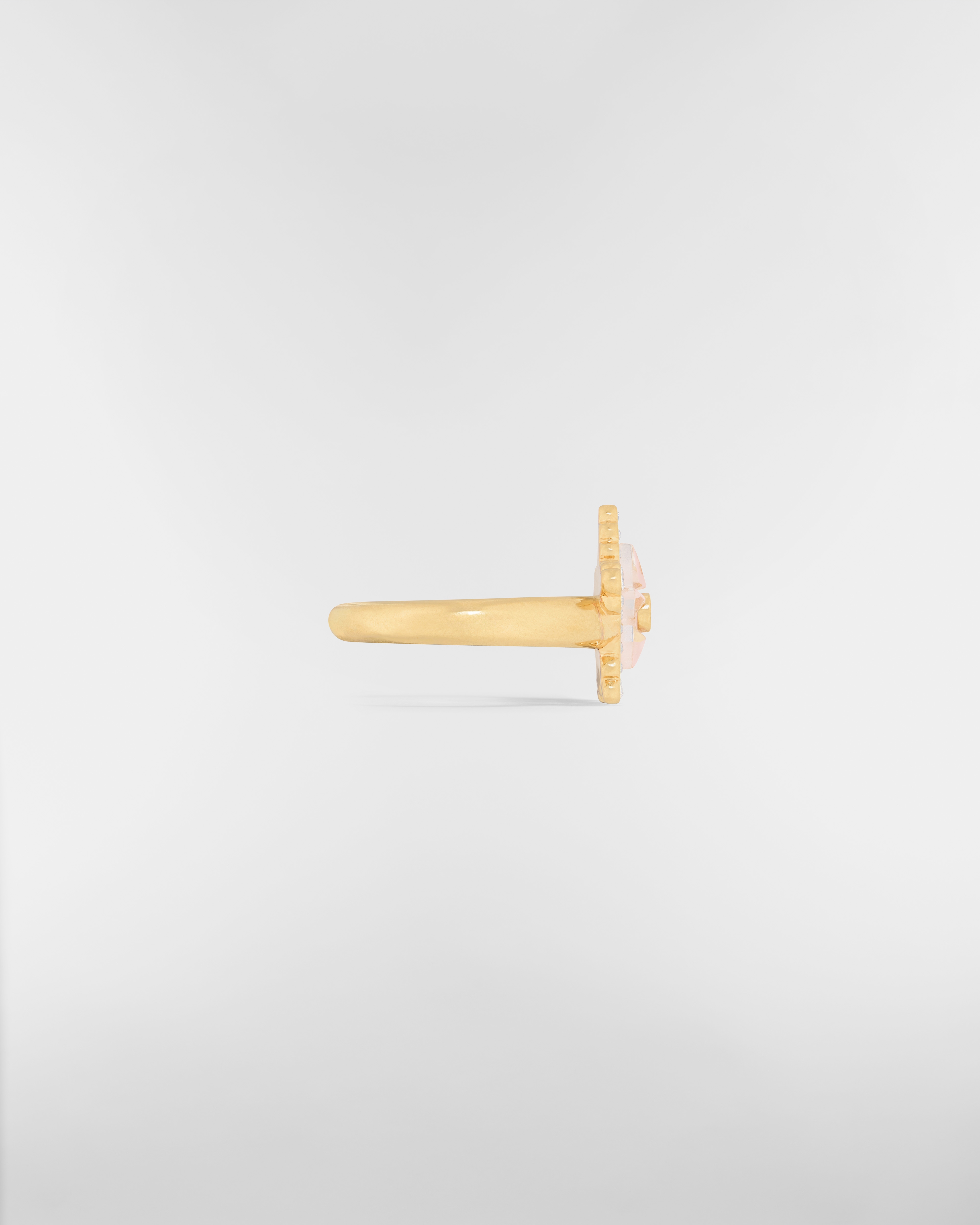 Petit CD Lucky Baroque 戒指 金色饰面金属、银色调晶体和马卡龙粉色玻璃装饰 E02