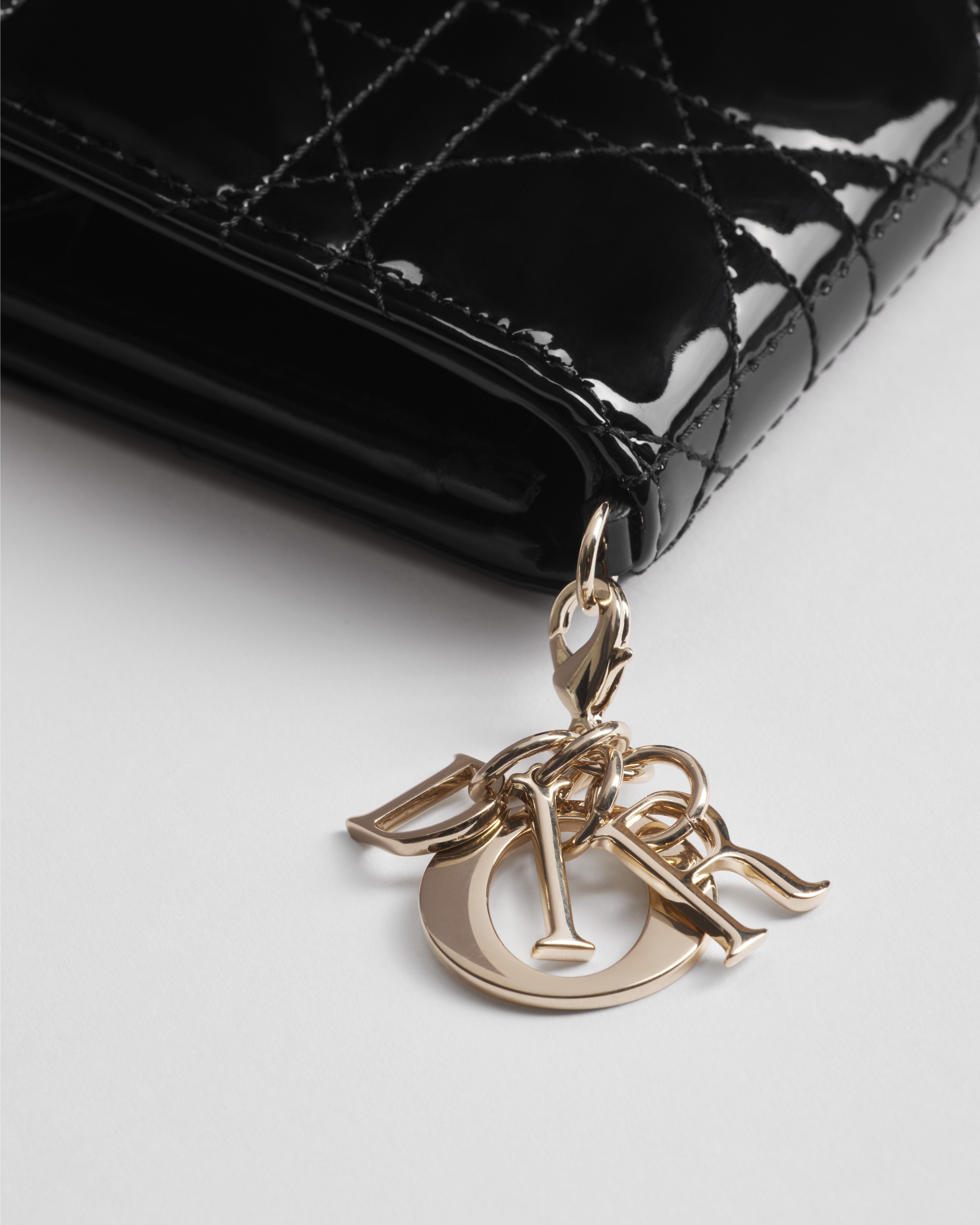 Lady Dior Bloom 卡夹 黑色漆皮牛皮革藤格纹 E10