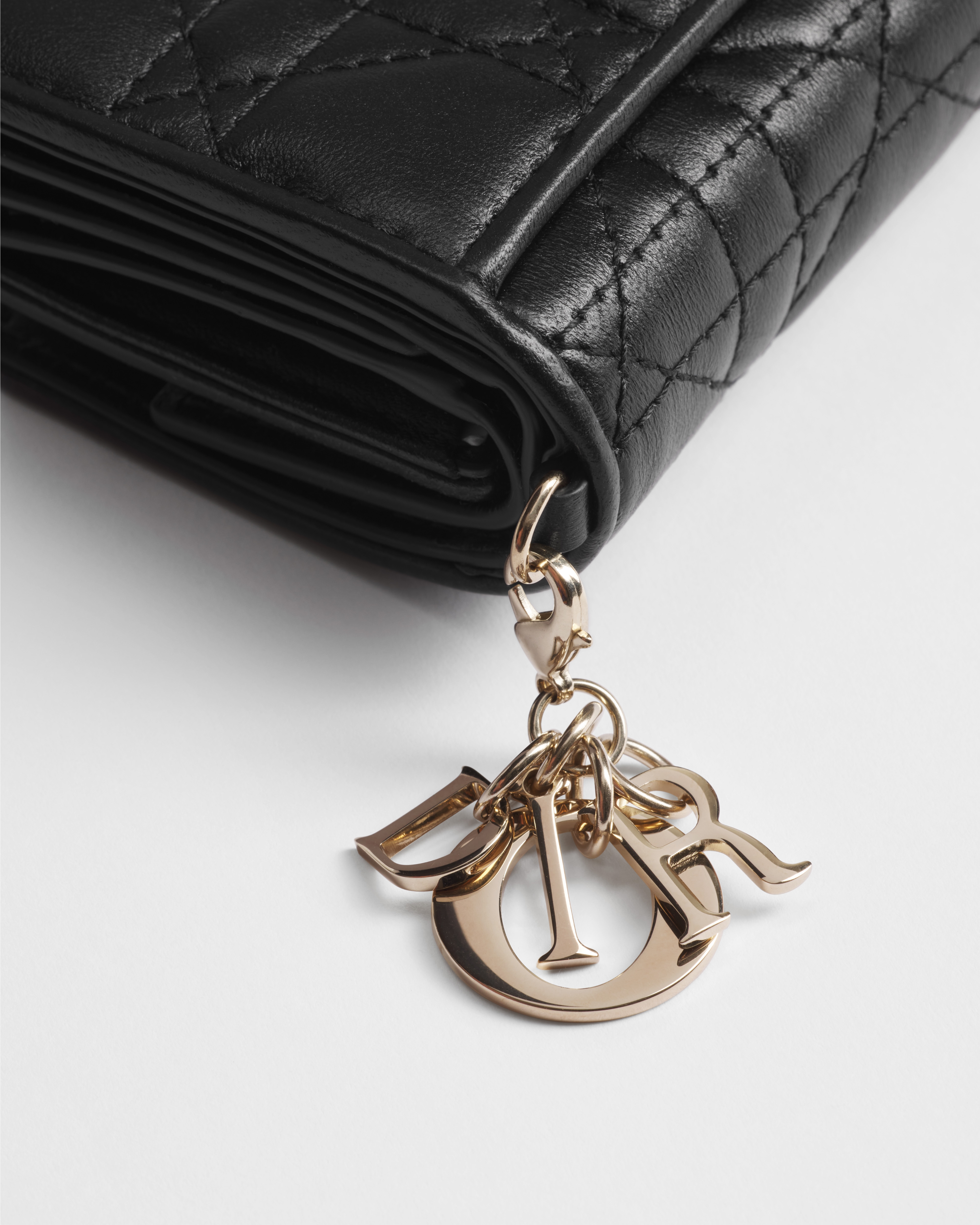 Lady Dior Lotus 钱包 黑色羊皮革藤格纹 E10