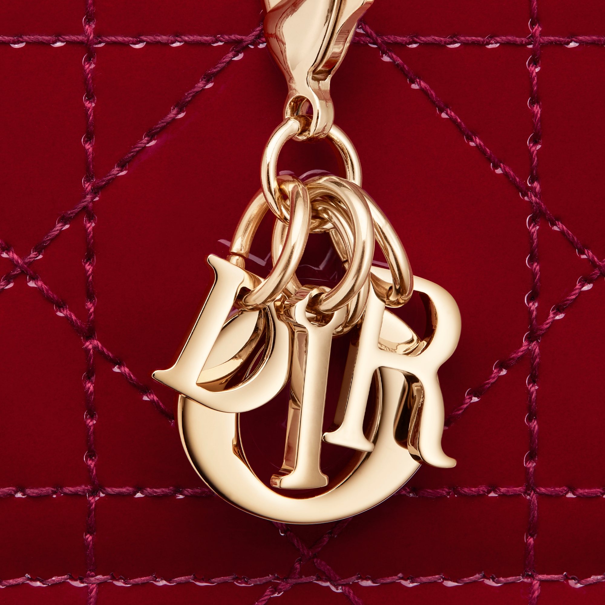 Lady Dior Freesia 卡夹 樱桃红漆皮牛皮革藤格纹 E09