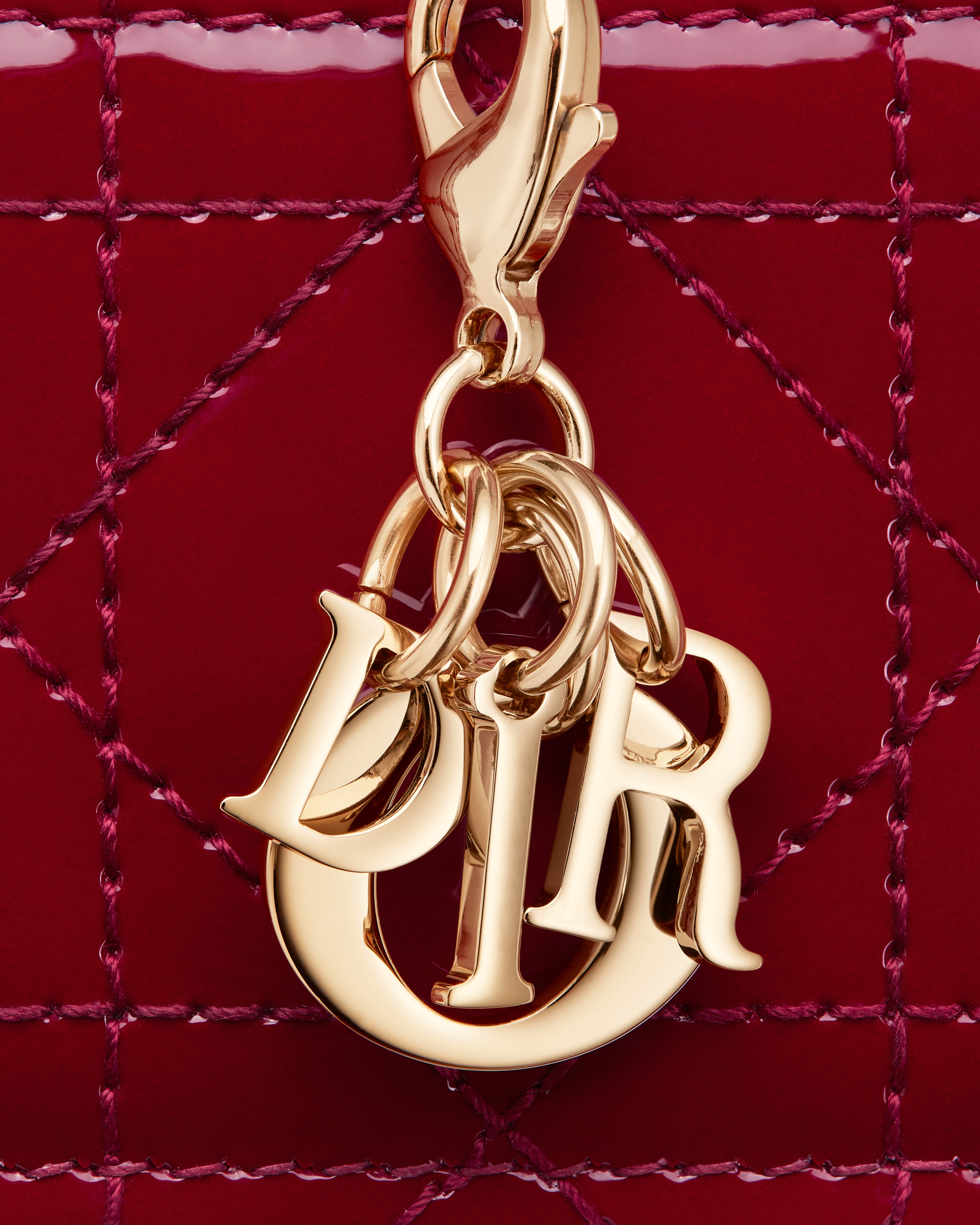 Lady Dior Freesia 卡夹 樱桃红漆皮牛皮革藤格纹 E09