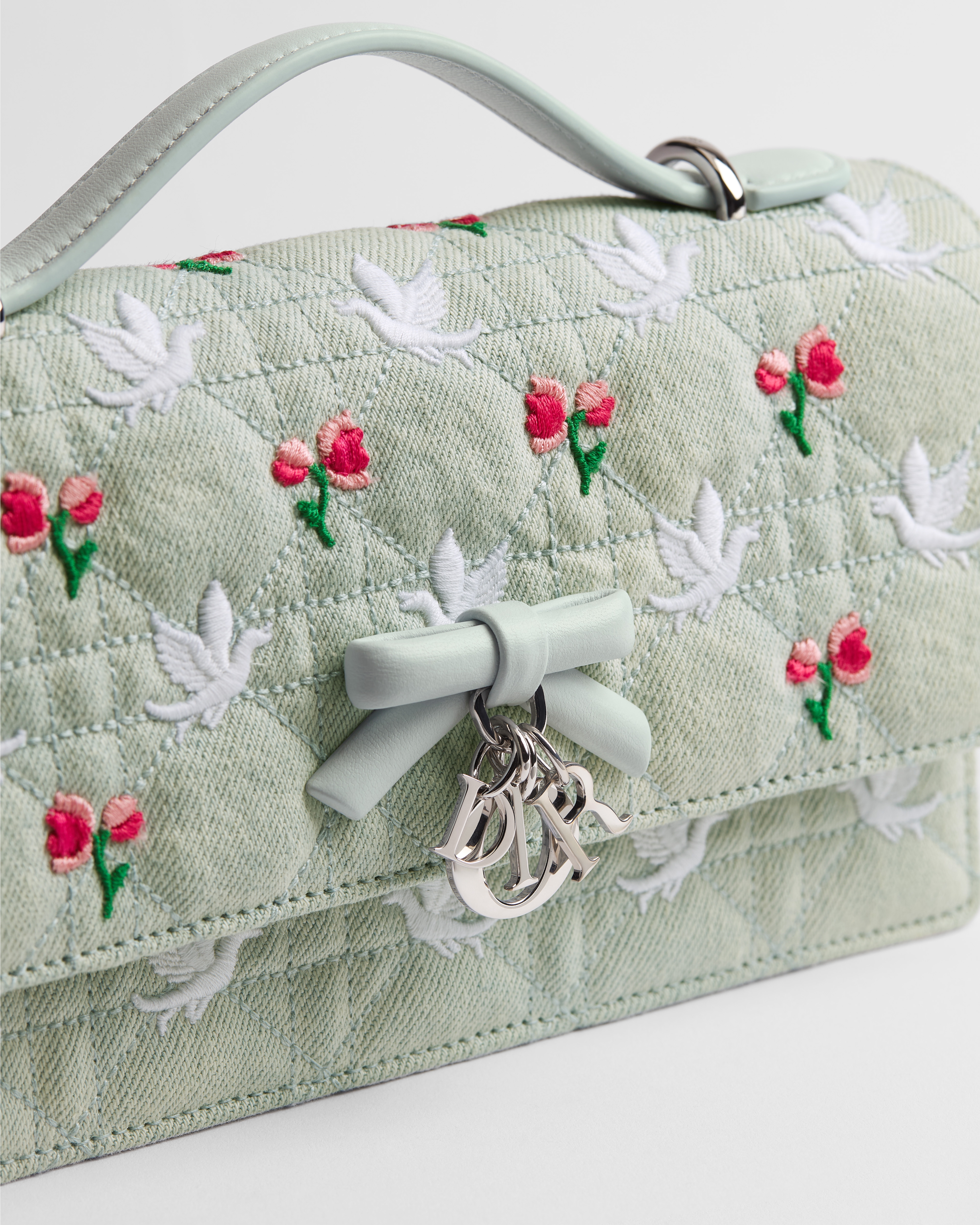 Dioramour My Dior 迷你链条手袋 蓝色牛仔面料藤格纹多色 Doves & Roses 图案刺绣 E10
