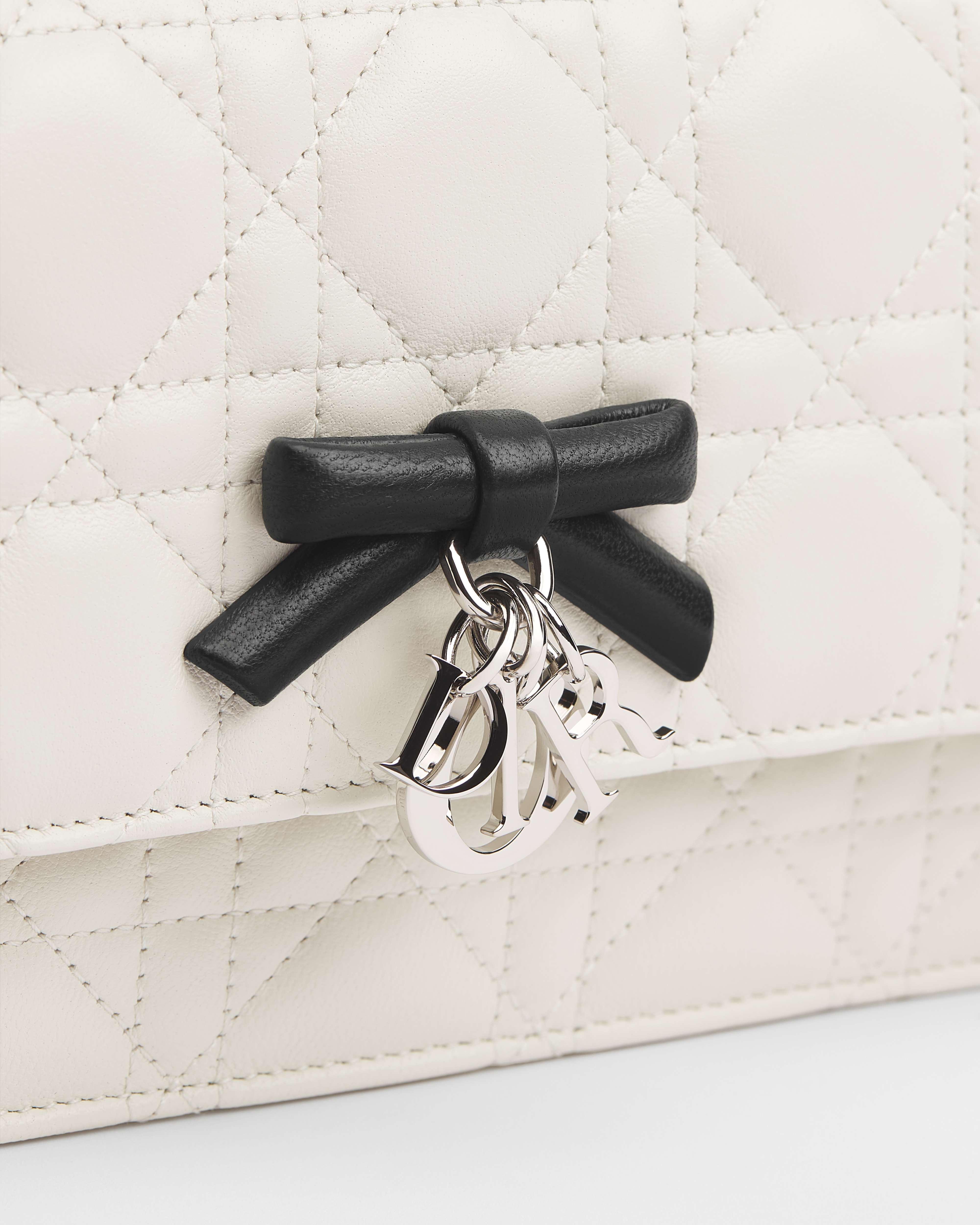 My Dior 迷你链条手袋 奶白色和黑色双色羊皮革藤格纹 E10