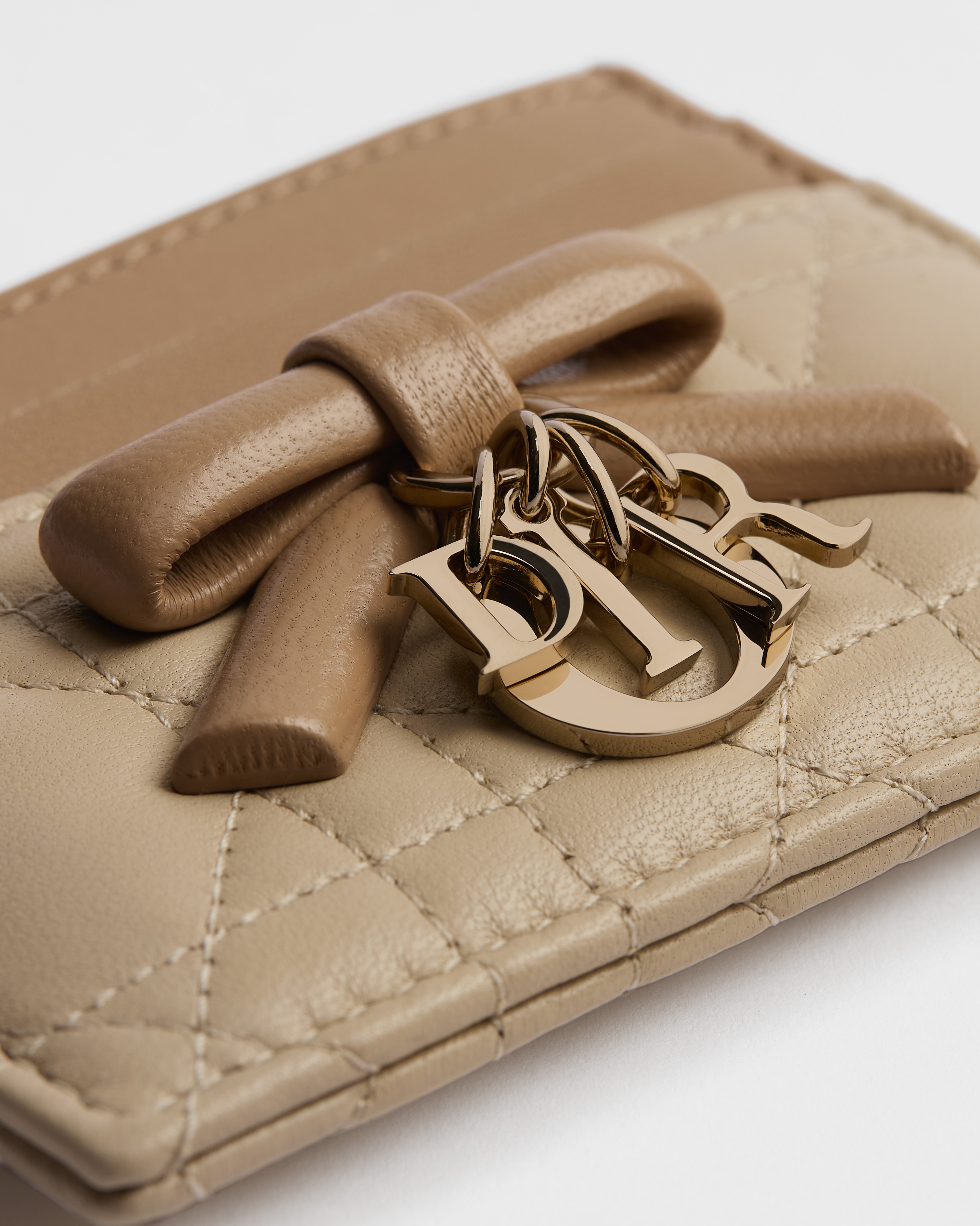 Lady Dior Freesia 卡夹 驼米色和饼干色双色羊皮革藤格纹 E09