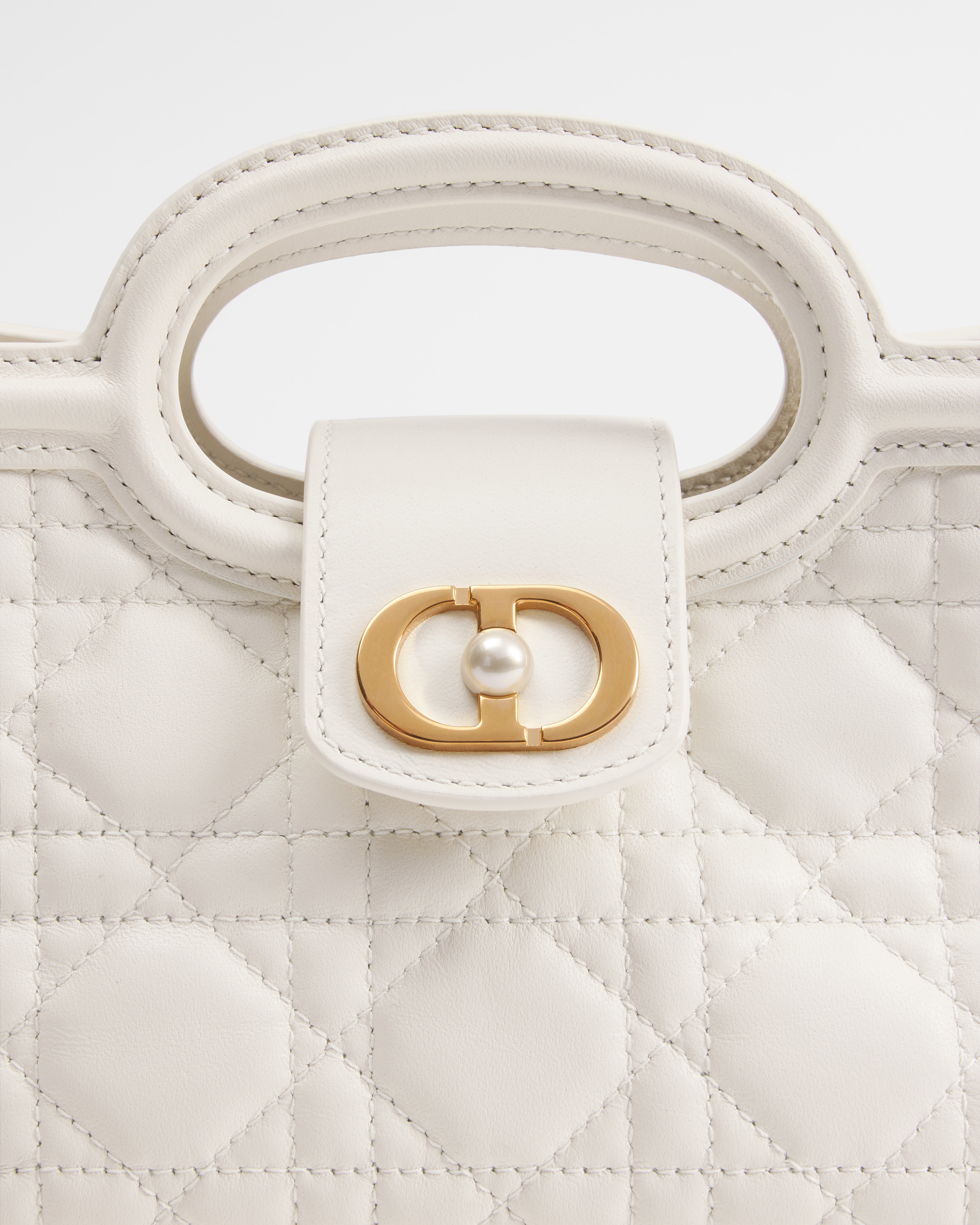 Dior Jolie Top Handle 迷你链条手袋 奶白色羊皮革藤格纹 E09