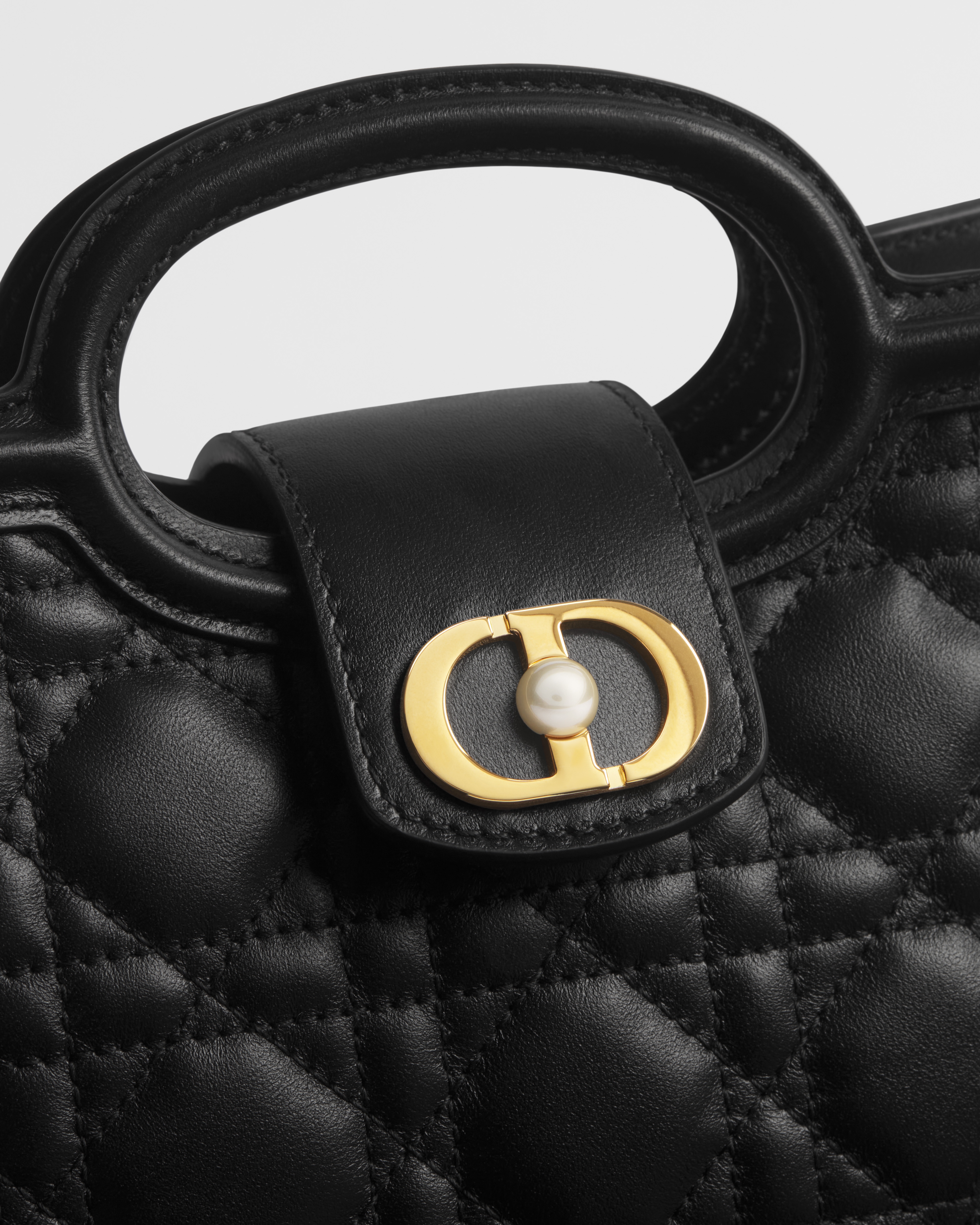 Dior Jolie Top Handle 迷你链条手袋 黑色羊皮革藤格纹 E09