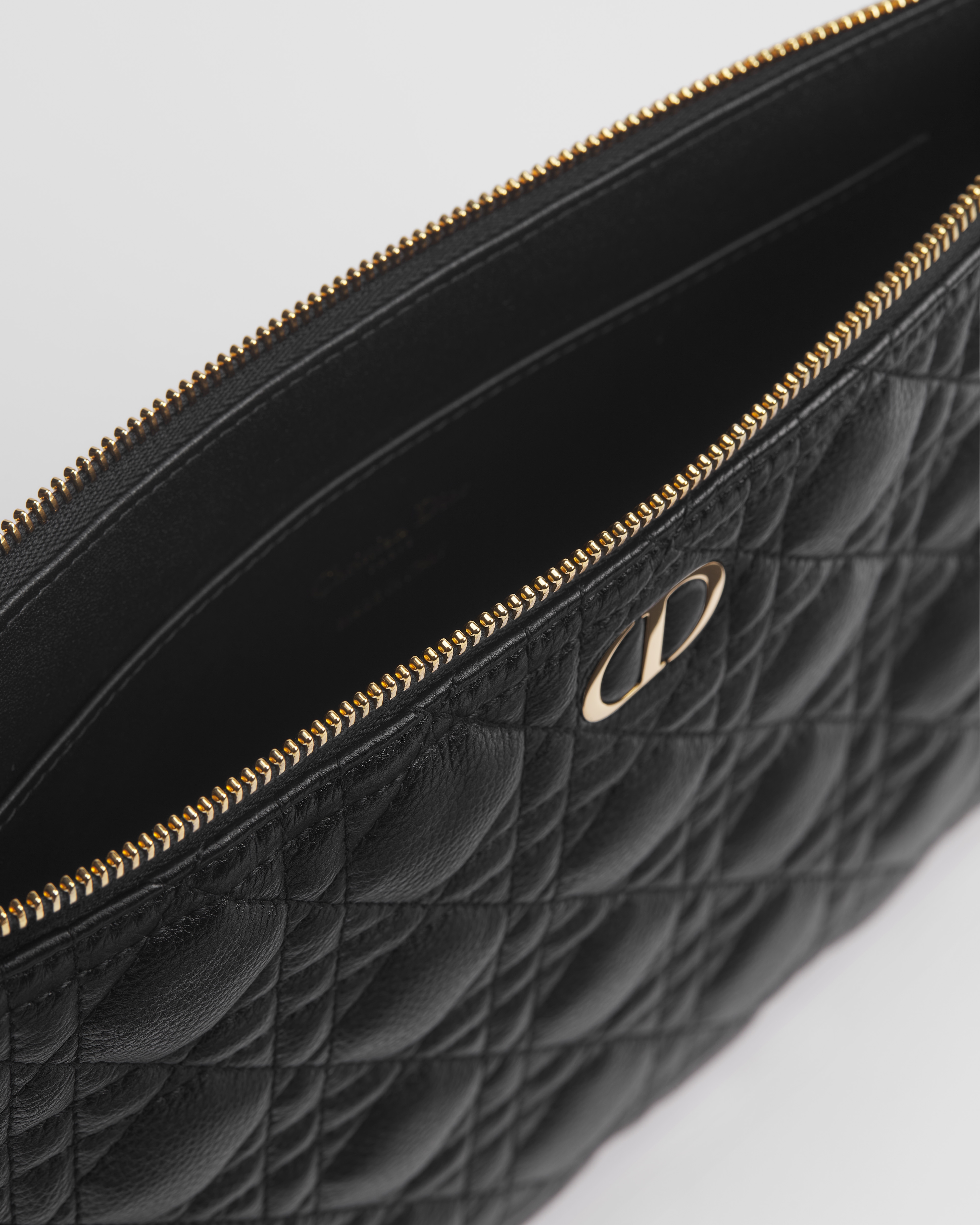 大号 Dior Caro Daily 手拿包 黑色柔软牛皮革藤格纹 E06