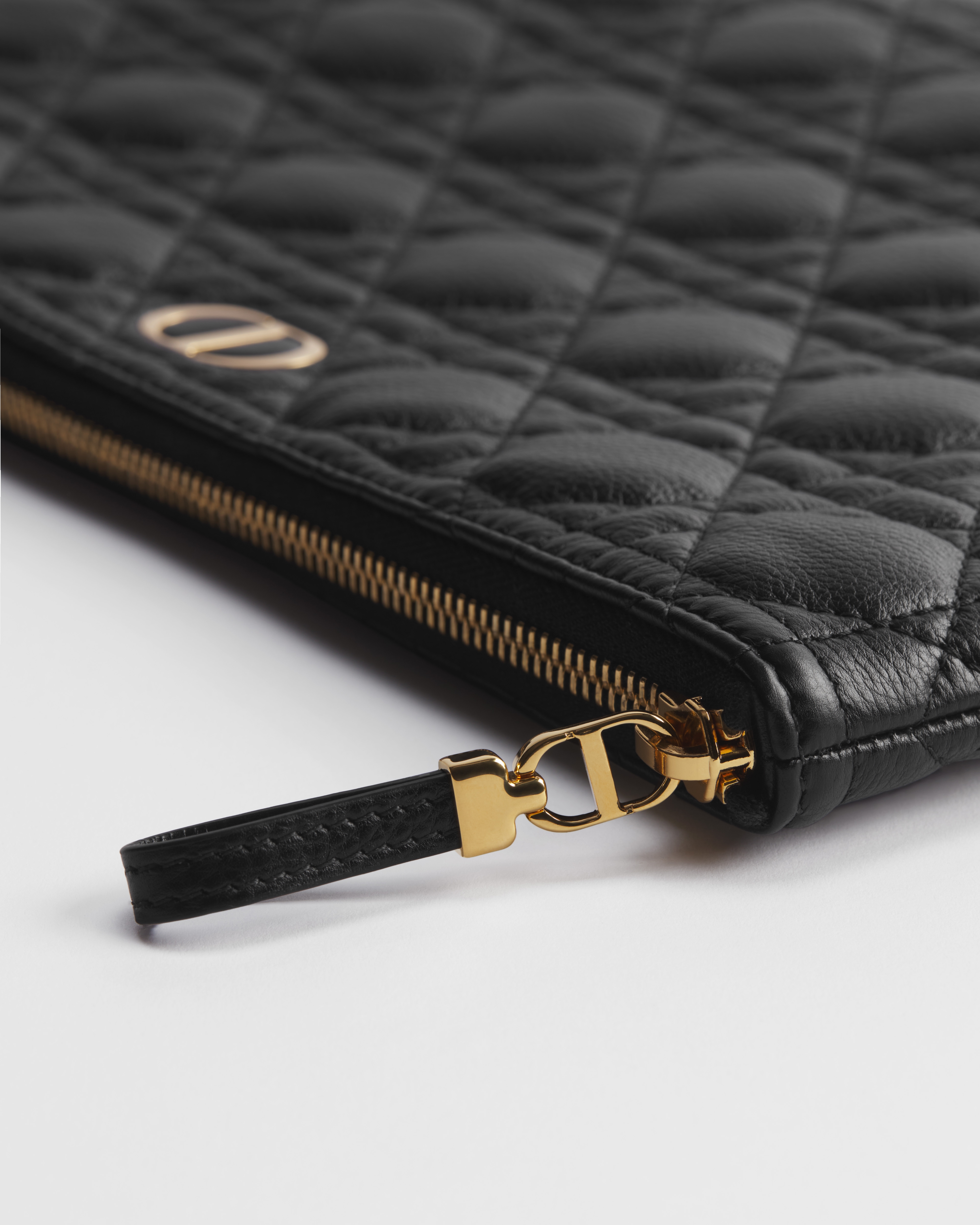 大号 Dior Caro Daily 手拿包 黑色柔软牛皮革藤格纹 E09