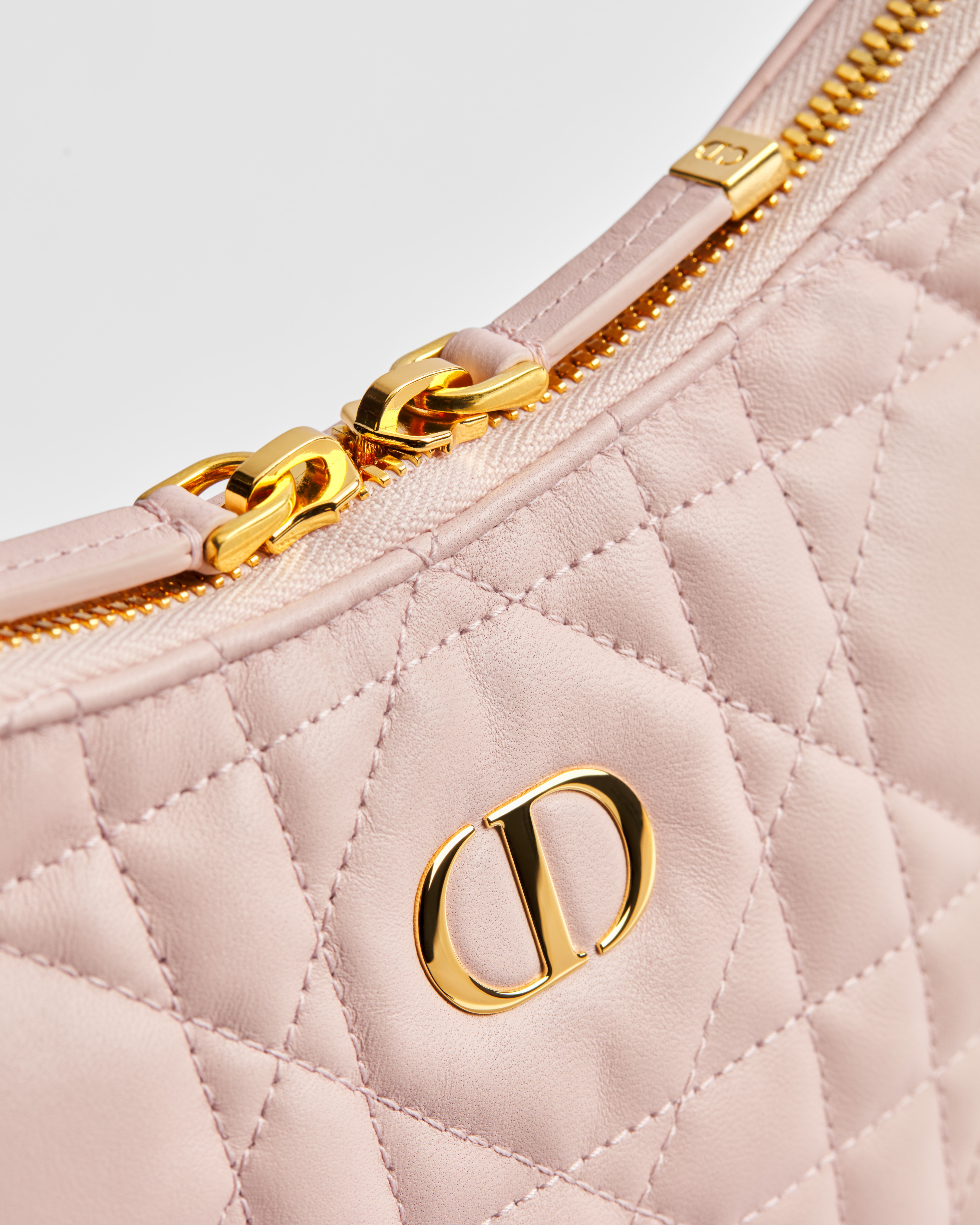 Miss Caro 迪奥之爱迷你链条手袋 胭脂粉色羊皮革超大藤格纹 E09