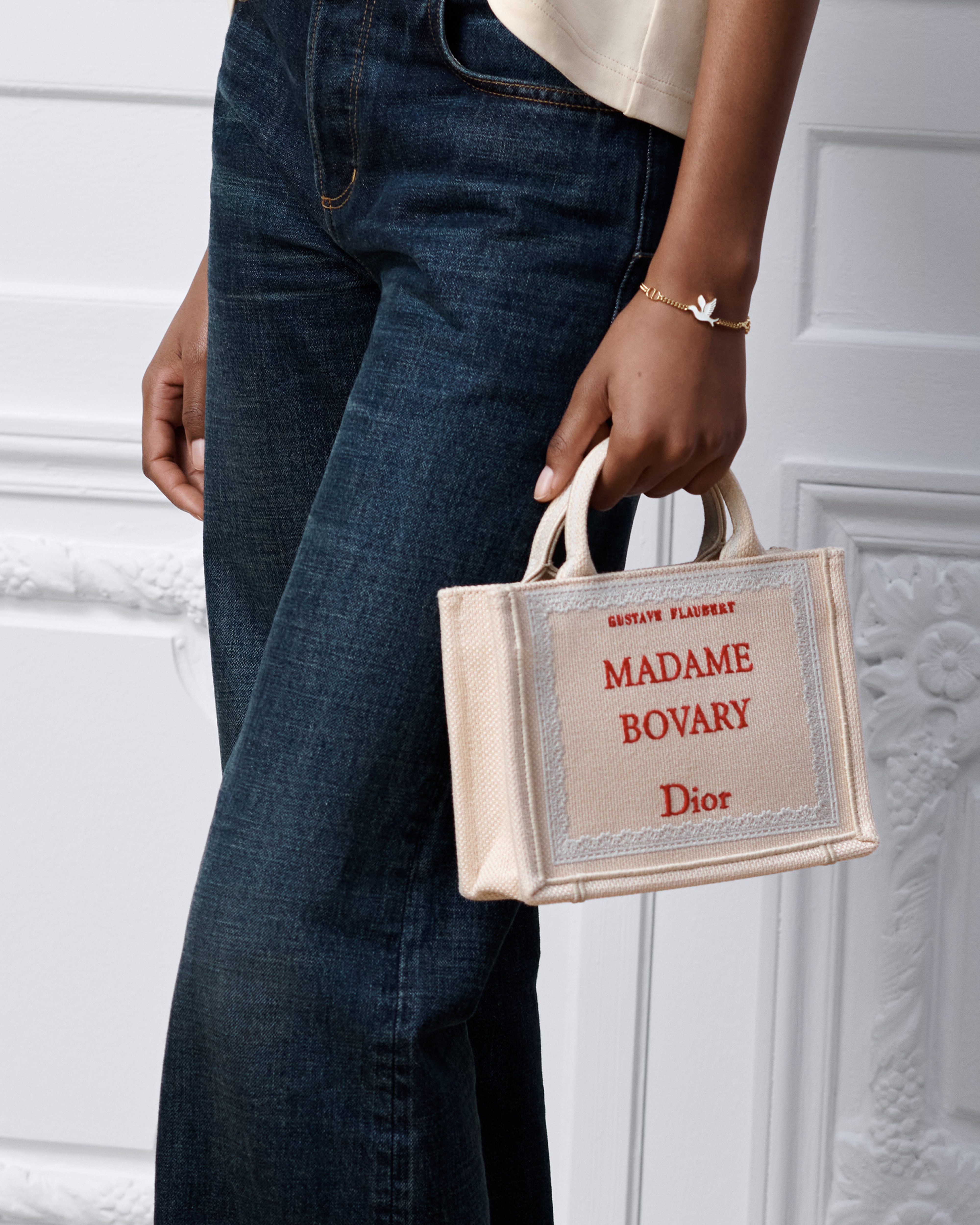 迷你 Book Tote 手袋（附肩带） 米色和红色 Book Cover 图案刺绣 (21 x 16 x 6.5 厘米) E14