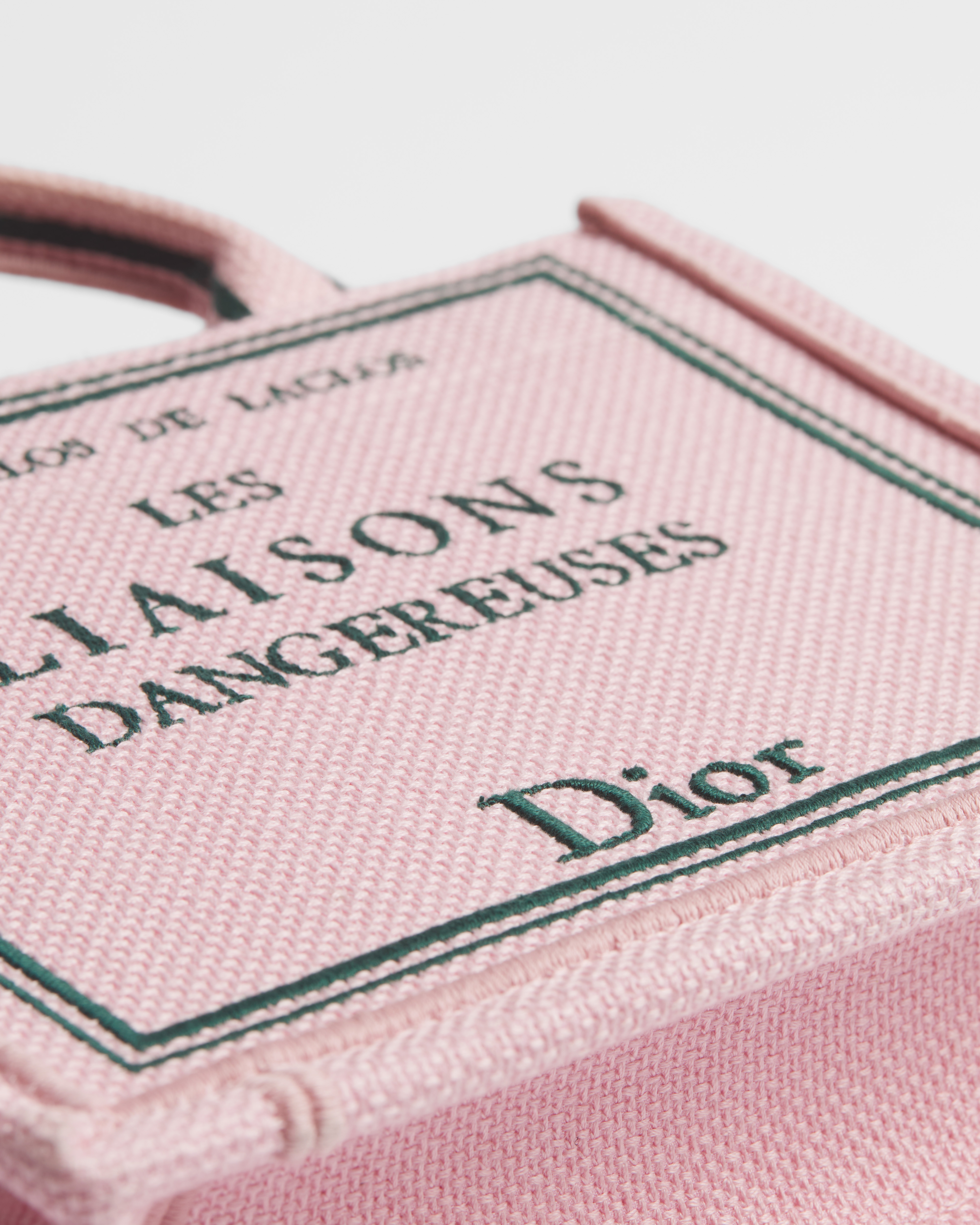 迷你 Book Tote 手袋（附肩带） 粉色和绿色 Book Cover 图案刺绣（21 x 16 x 6.5 厘米） E09