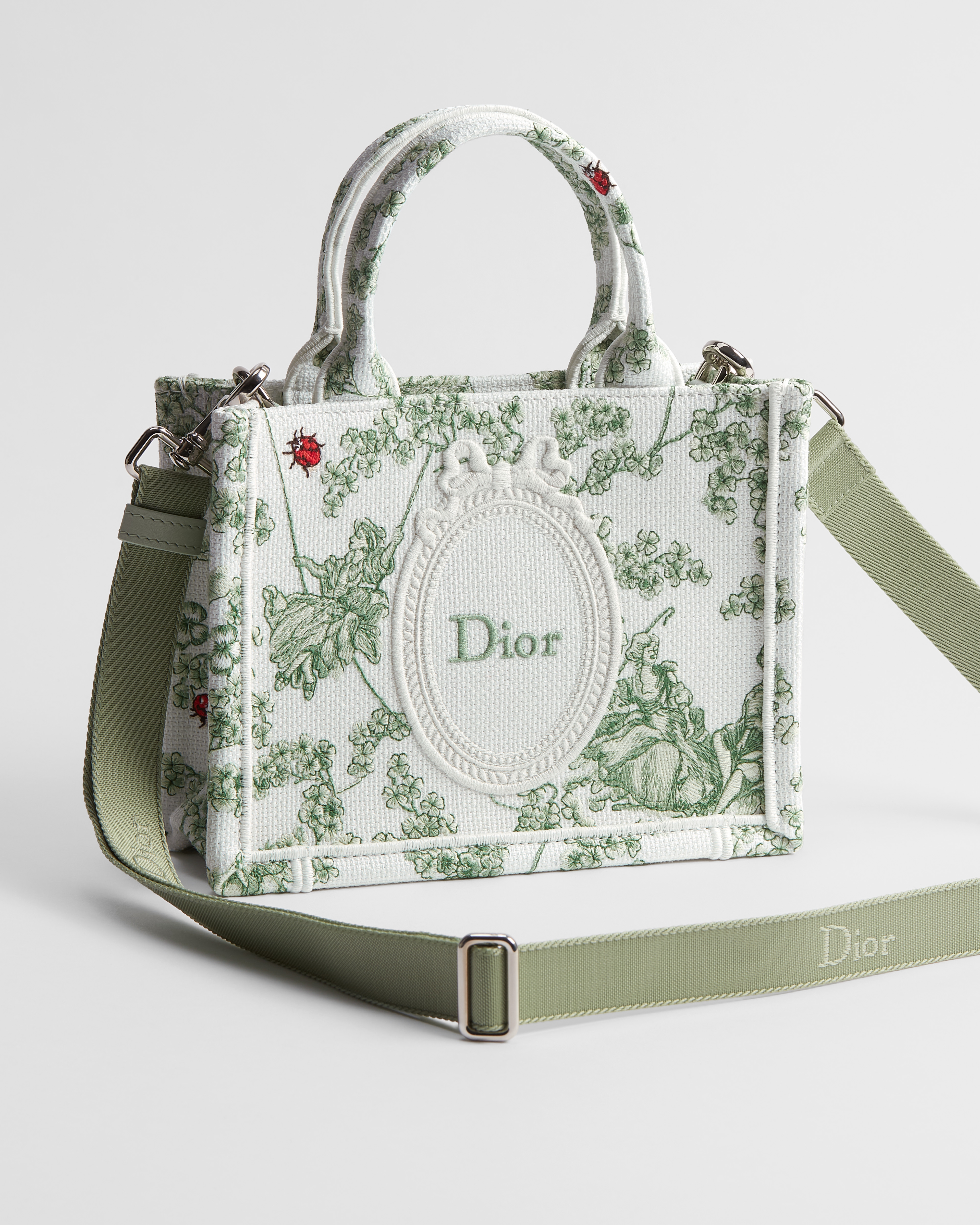 迷你 Book Tote 手袋（附肩带） 绿色和白色四叶草茹伊印花和 Dior Médaillon 标志刺绣（21 x 16 x 6.5 厘米） E03