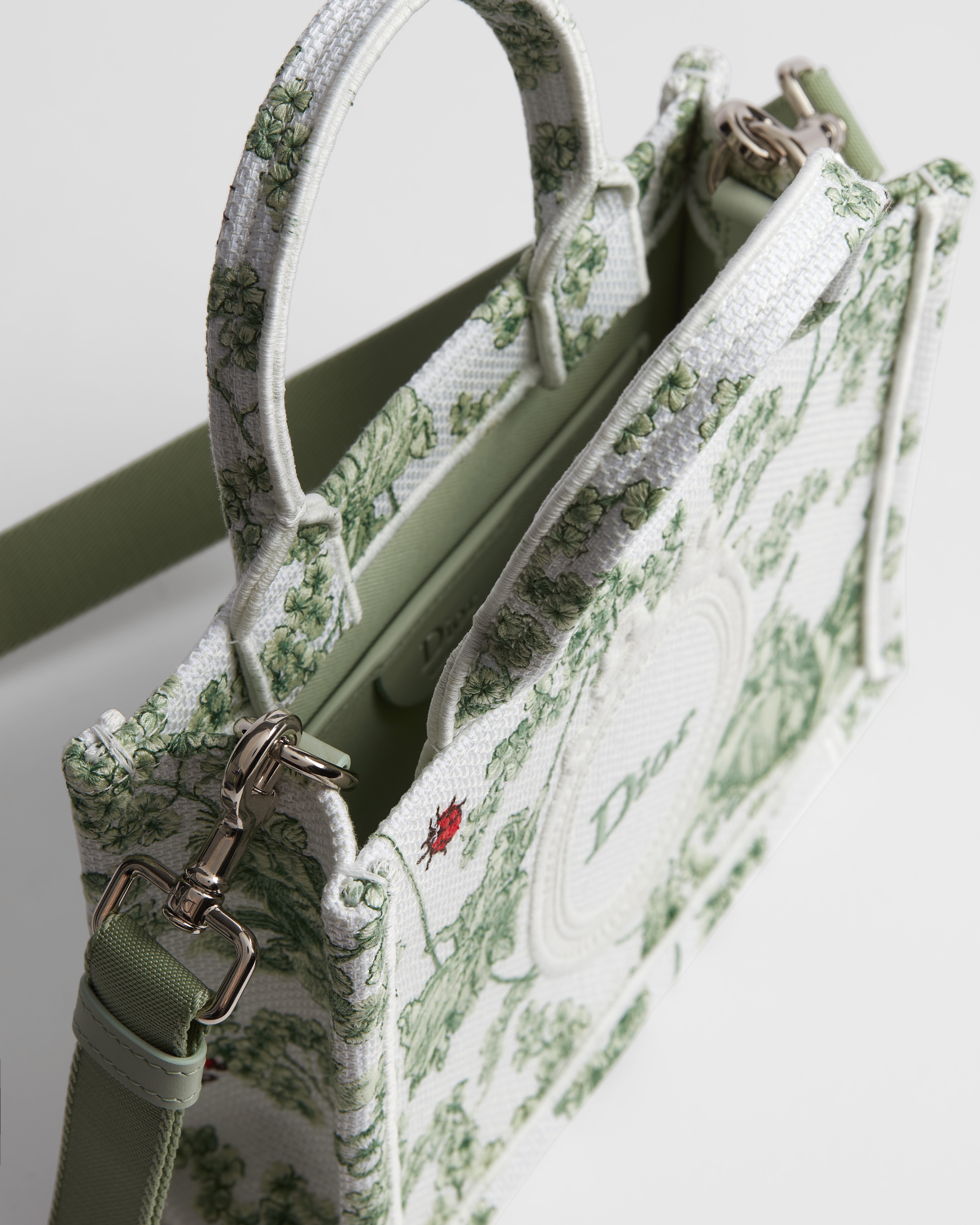 迷你 Book Tote 手袋（附肩带） 绿色和白色四叶草茹伊印花和 Dior Médaillon 标志刺绣（21 x 16 x 6.5 厘米） E06