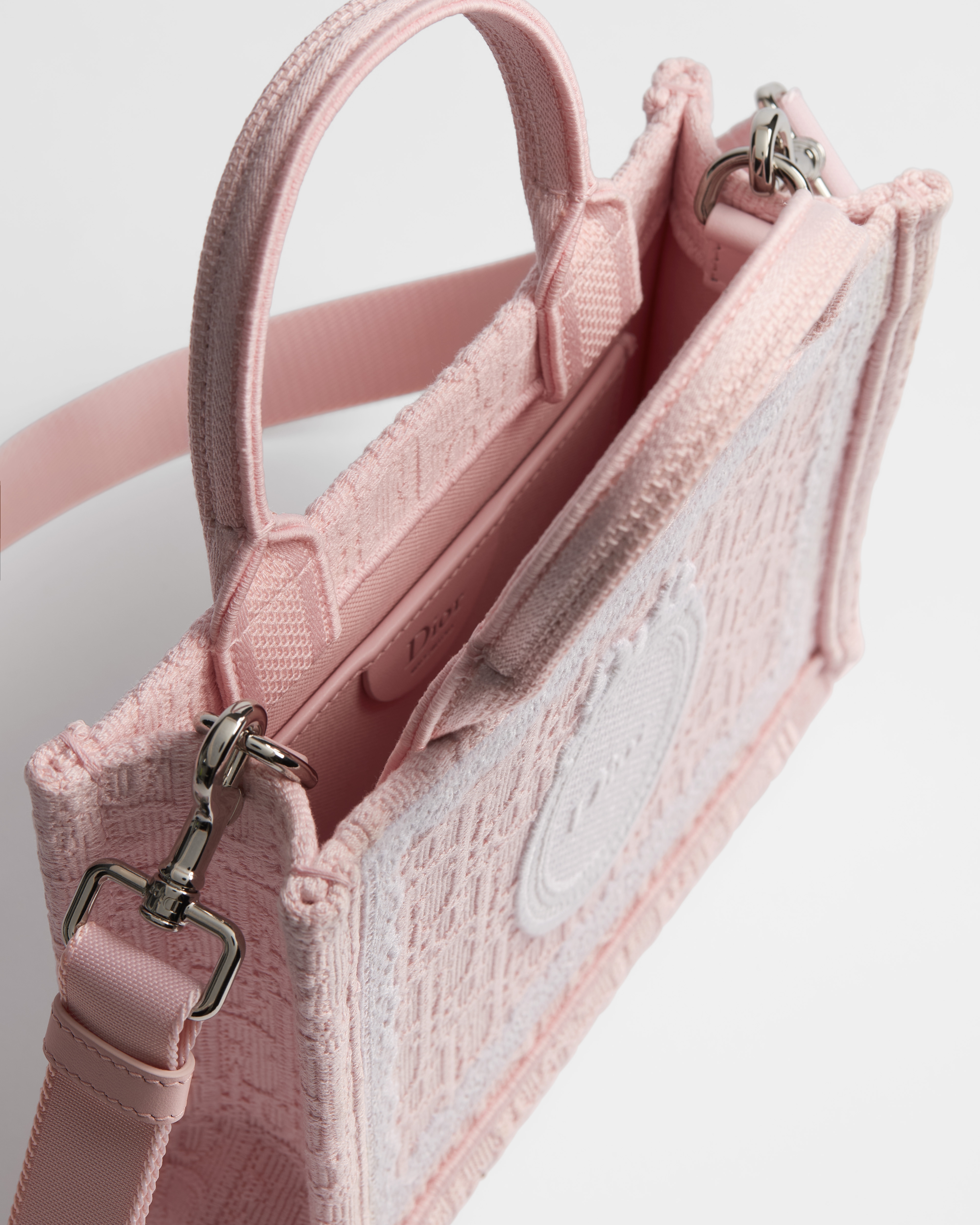 迷你 Book Tote 手袋（附肩带） 淡柔粉色 Oblique 印花面料搭配白色蕾丝和 Dior Médaillon 标志（21 x 16 x 6.5 厘米） E06