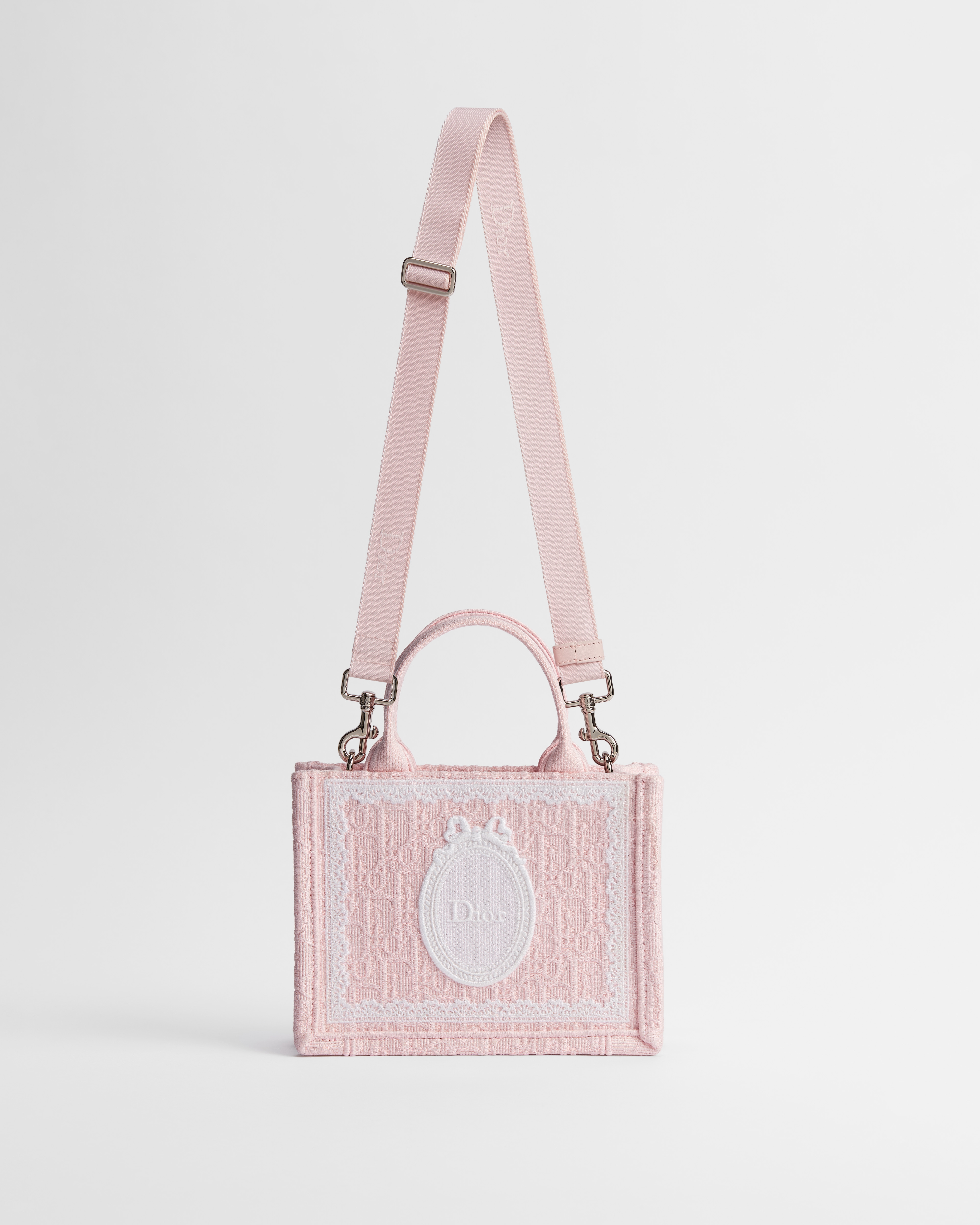 迷你 Book Tote 手袋（附肩带） 淡柔粉色 Oblique 印花面料搭配白色蕾丝和 Dior Médaillon 标志（21 x 16 x 6.5 厘米） E07