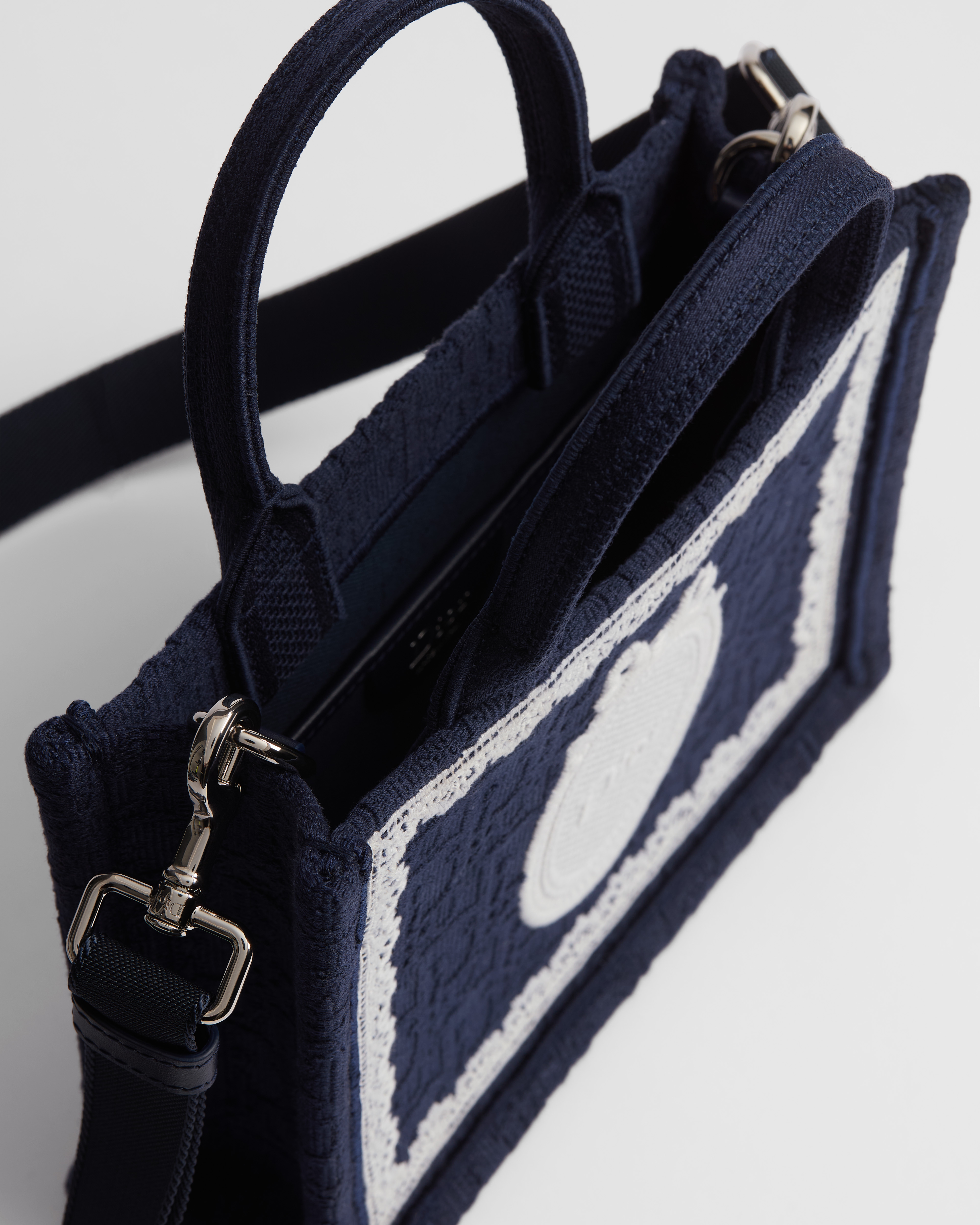 迷你 Book Tote 手袋（附肩带） 蓝色 Oblique 印花面料搭配白色蕾丝和 Dior Médaillon 标志（21 x 16 x 6.5 厘米） E06