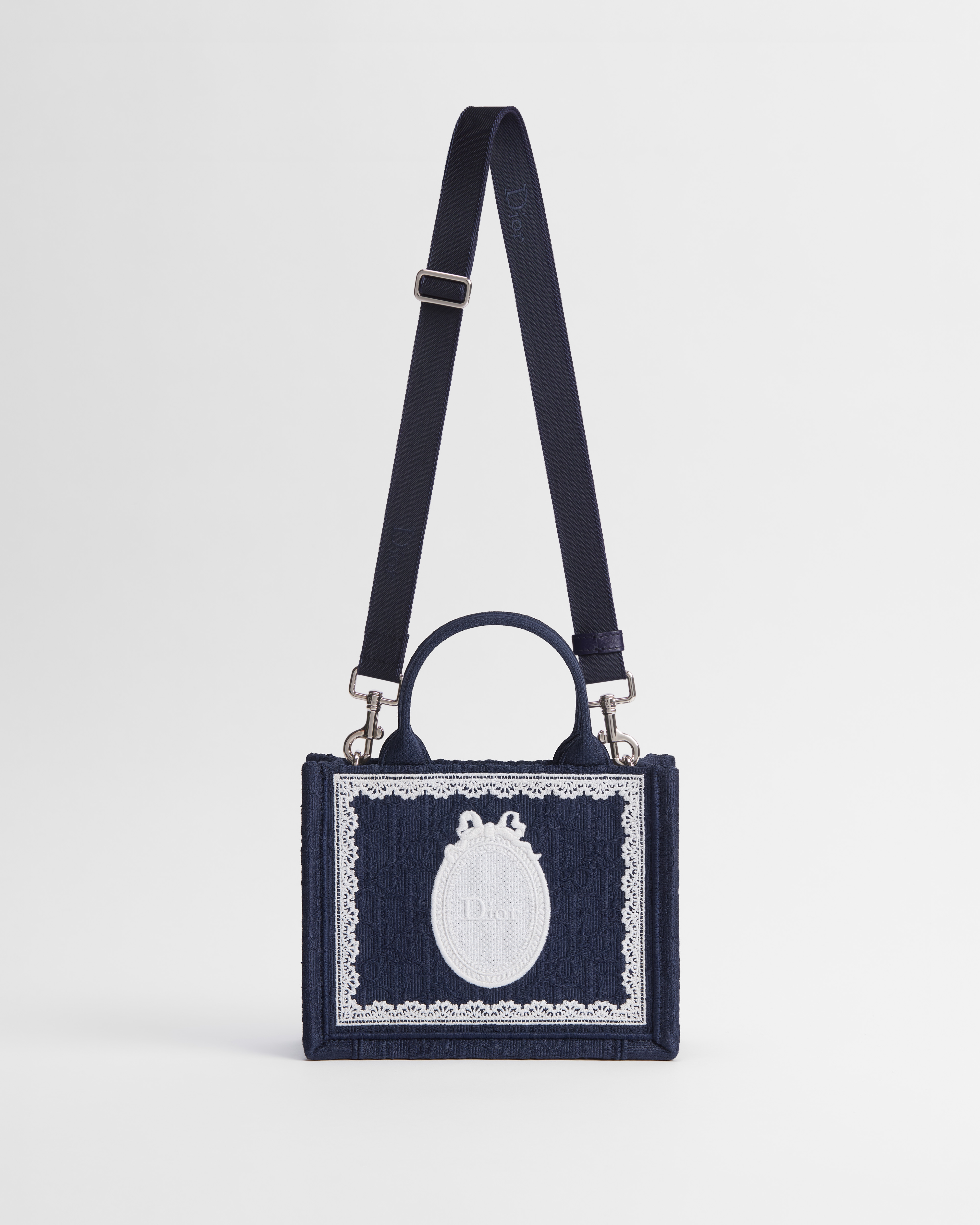 迷你 Book Tote 手袋（附肩带） 蓝色 Oblique 印花面料搭配白色蕾丝和 Dior Médaillon 标志（21 x 16 x 6.5 厘米） E07