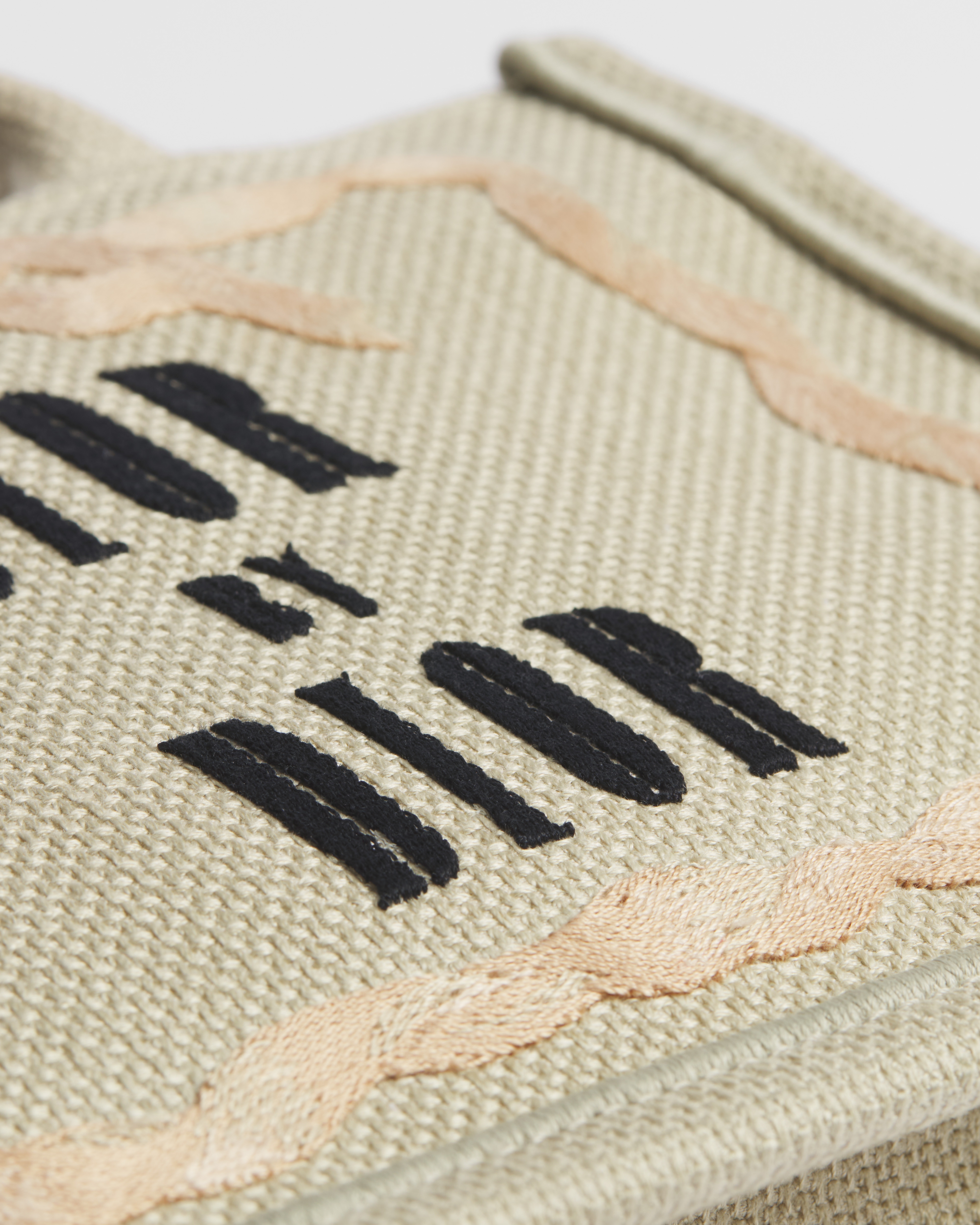 迷你 Book Tote 手袋（附肩带） 米色底色粉色和黑色 Book Cover 图案刺绣（21 x 16 x 6.5 厘米） E09