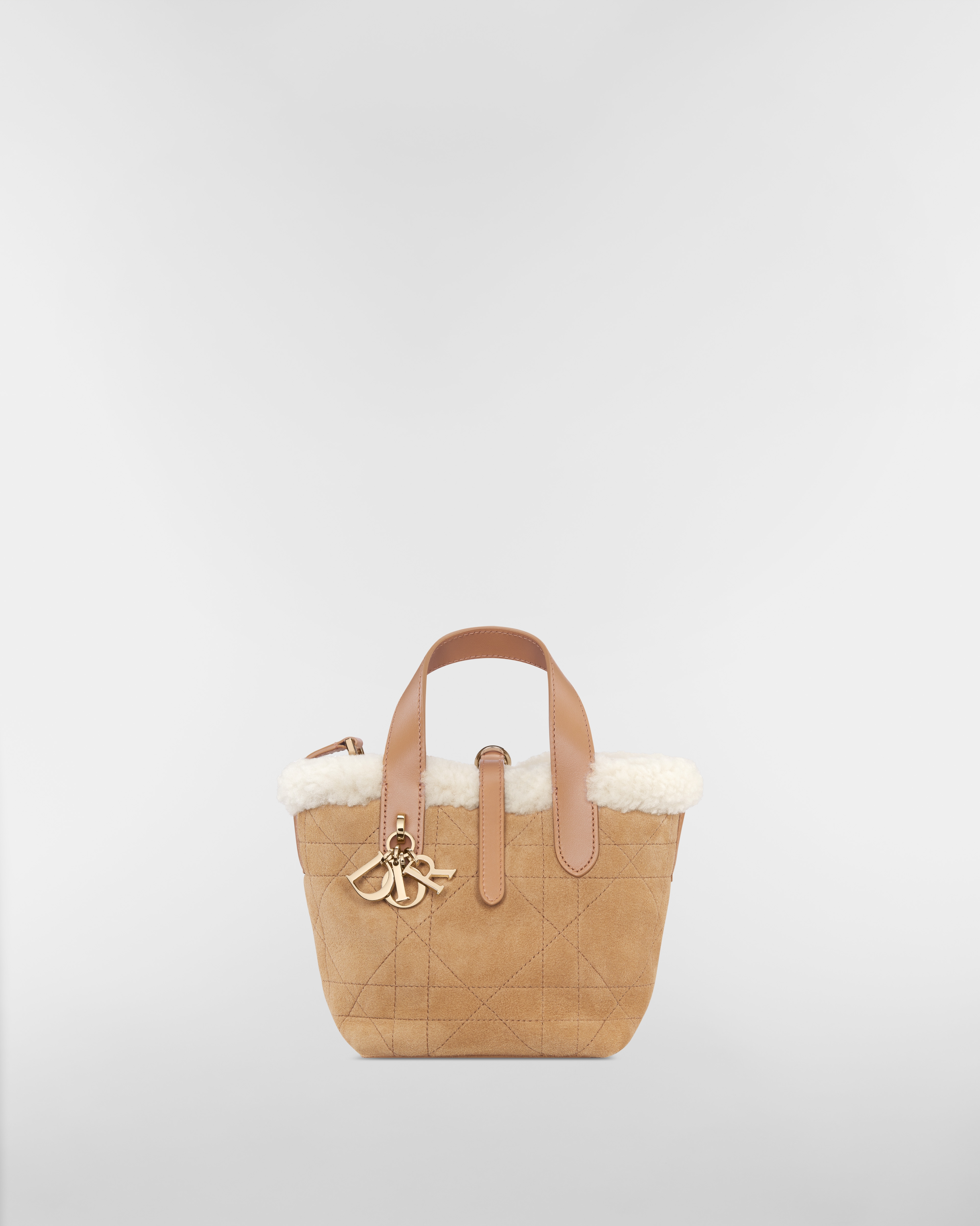 微型 DiorAlps Dior Toujours 竖版手袋 米色绒面牛皮革和米白色美利奴绵羊毛超大藤格纹 E01