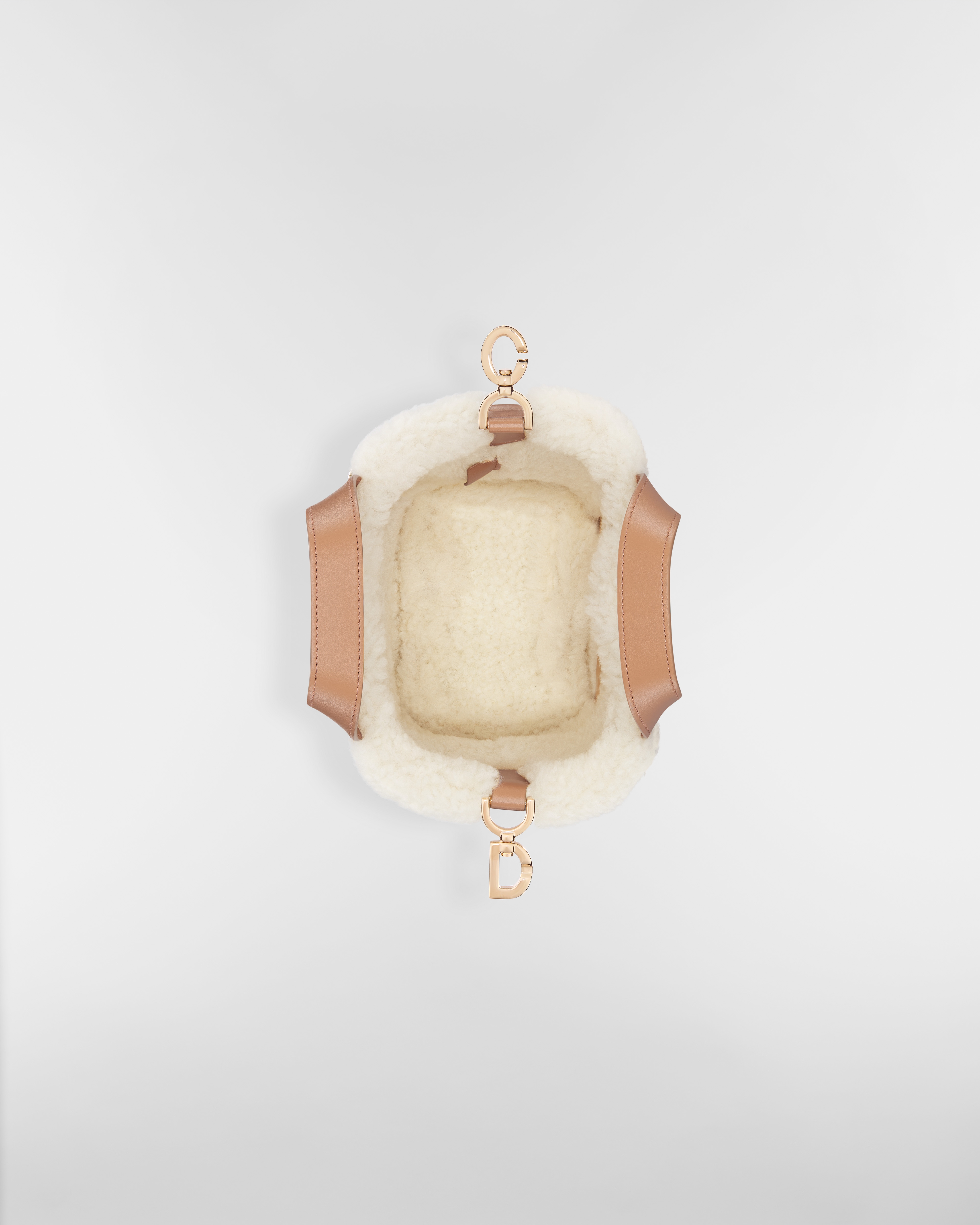 微型 DiorAlps Dior Toujours 竖版手袋 米色绒面牛皮革和米白色美利奴绵羊毛超大藤格纹 E06