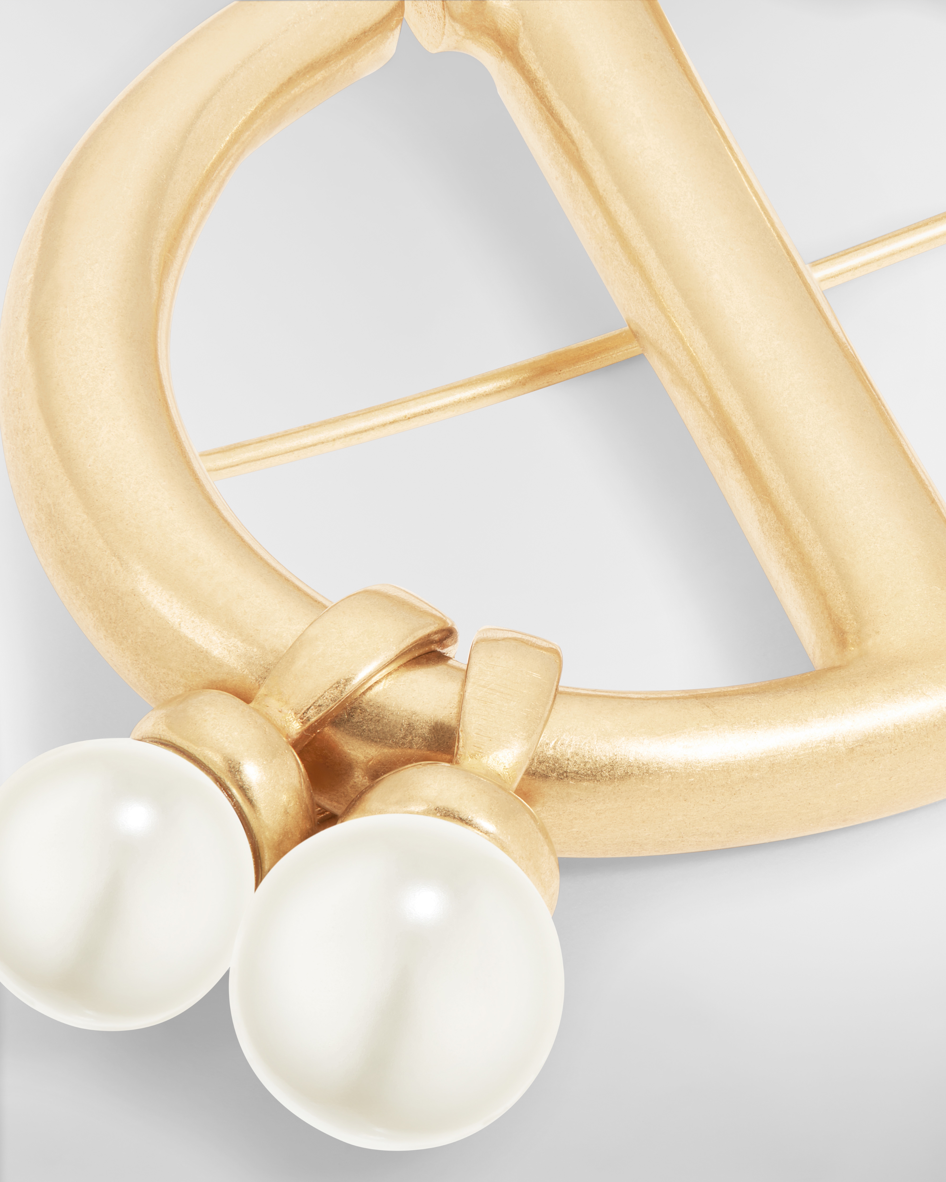 CD Navy 胸针 复古金色饰面金属和白色树脂珠饰 E09