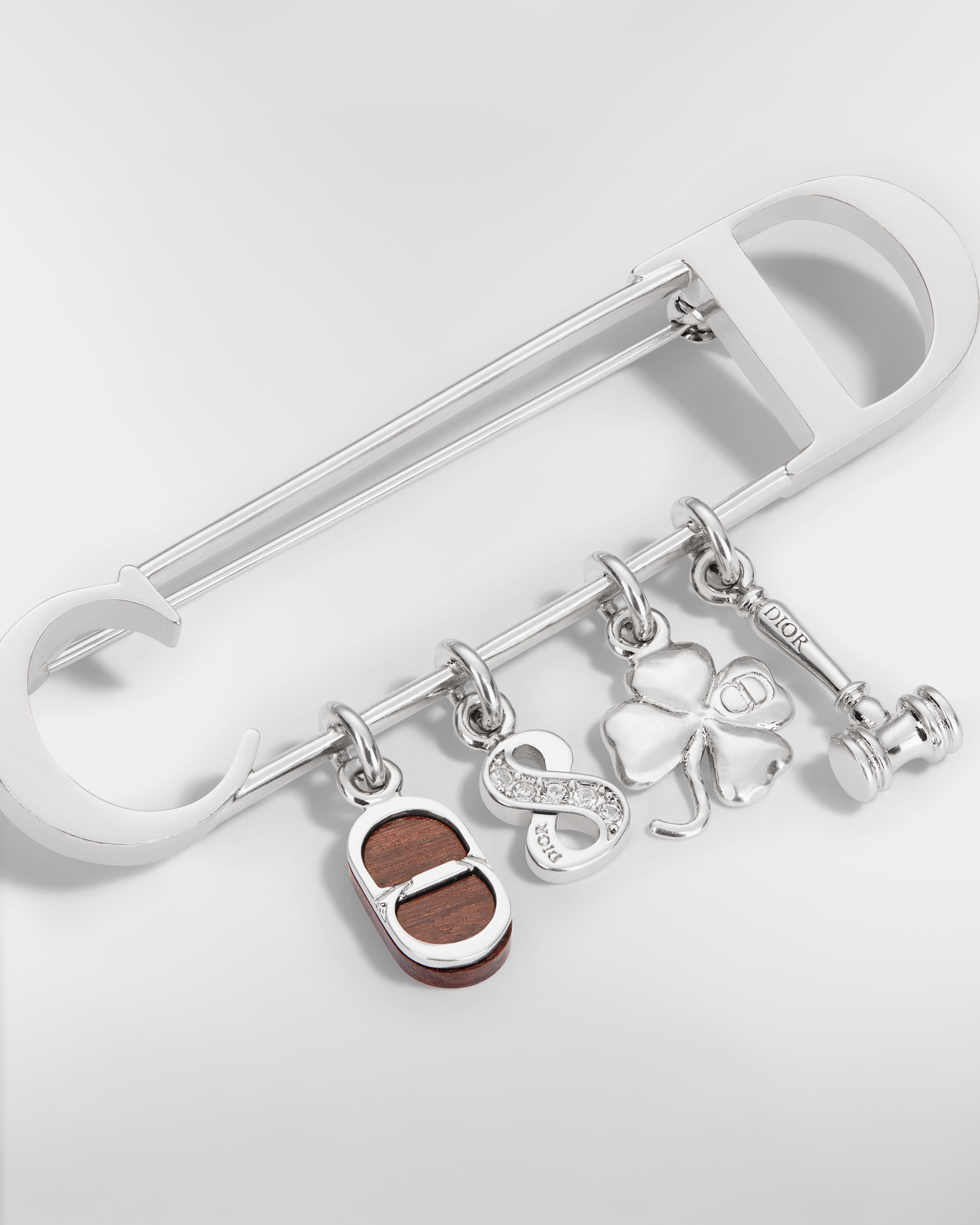 Knock on Wood 胸针 银色饰面铜合金、桑托斯木和白色晶体装饰 E09