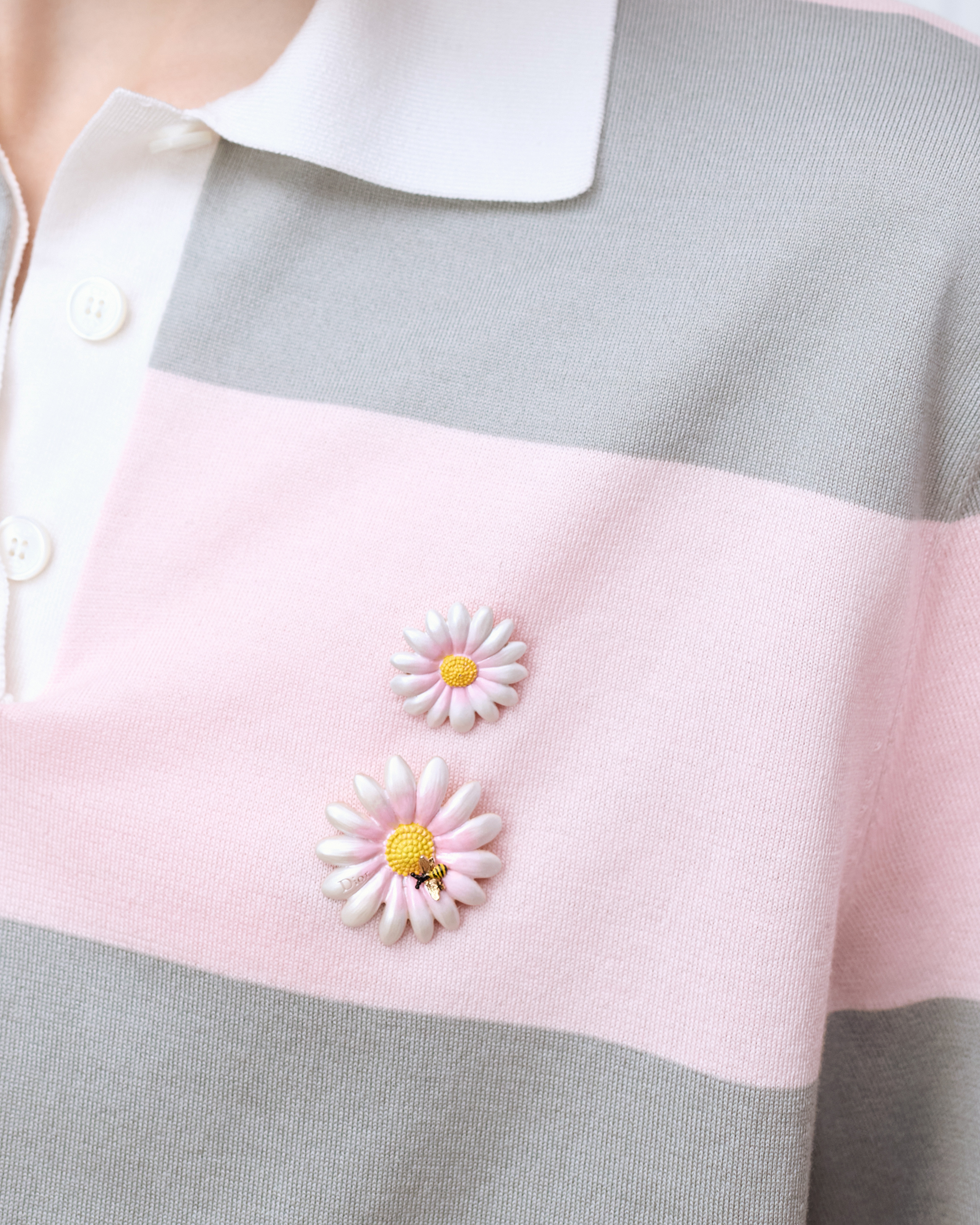 Dior Daisy 胸针套装 金色饰面金属和多色涂漆装饰 E14